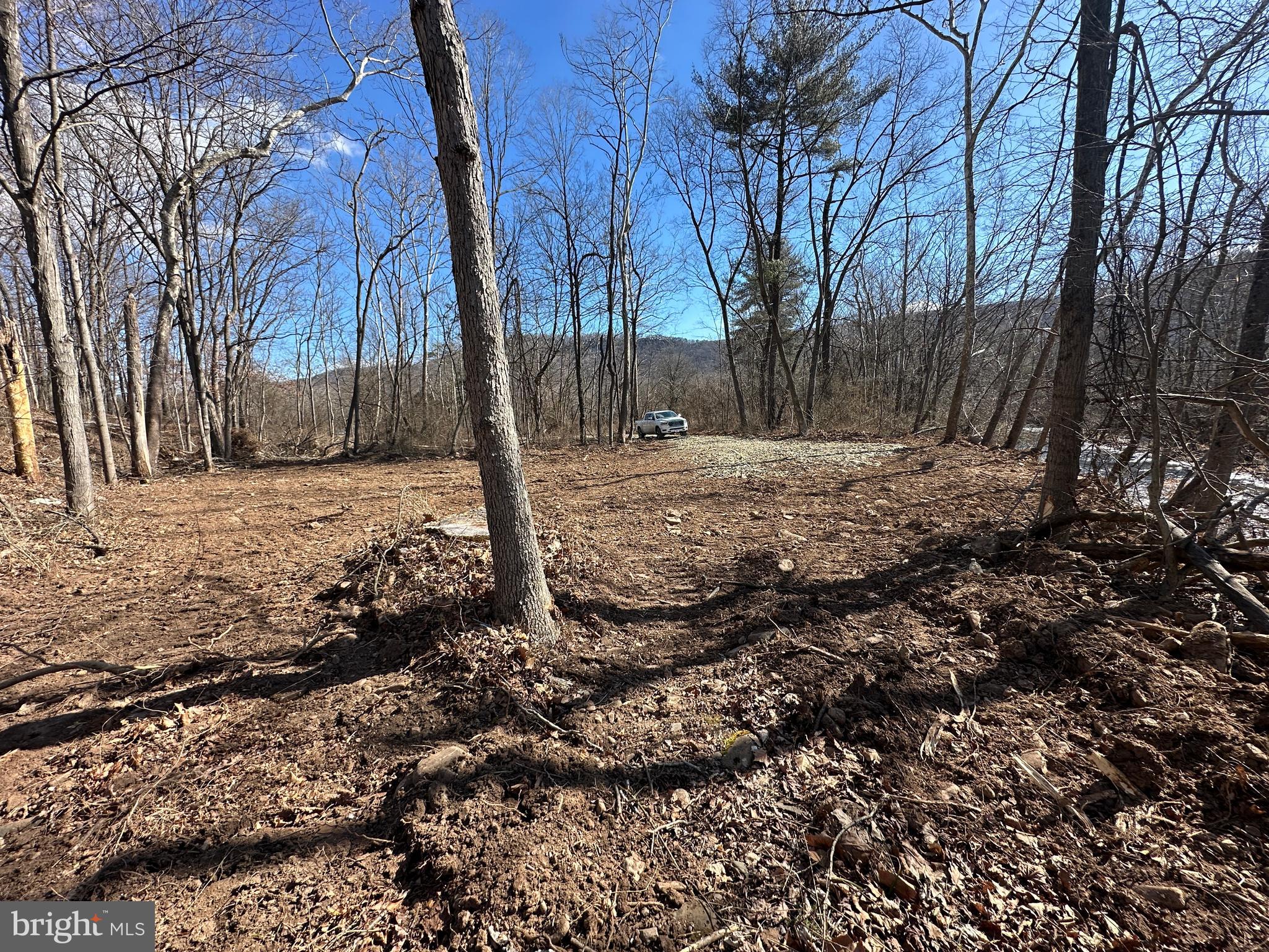 NORTH RIVER RUN - Land