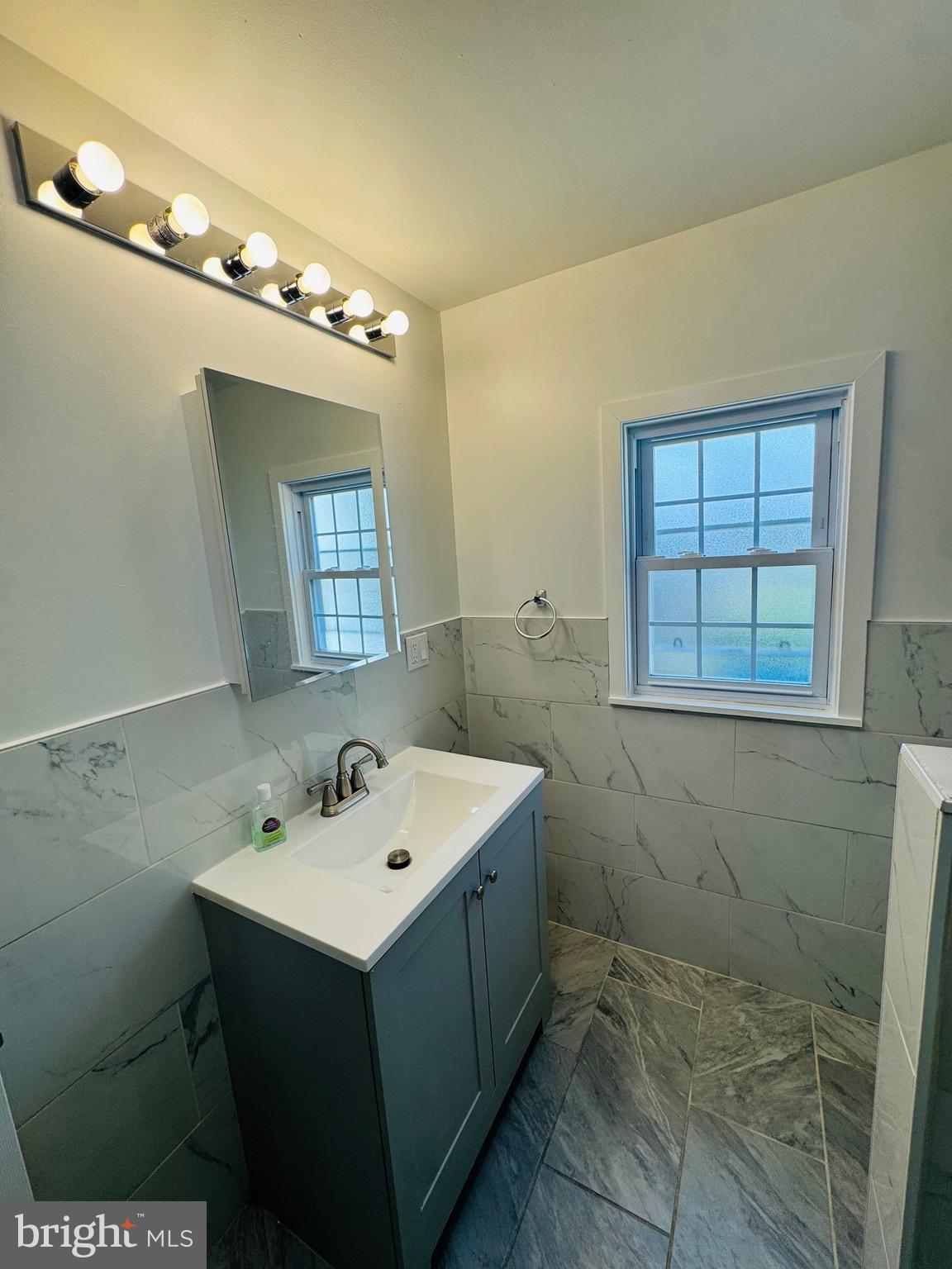 EAST KENSINGTON - Residential