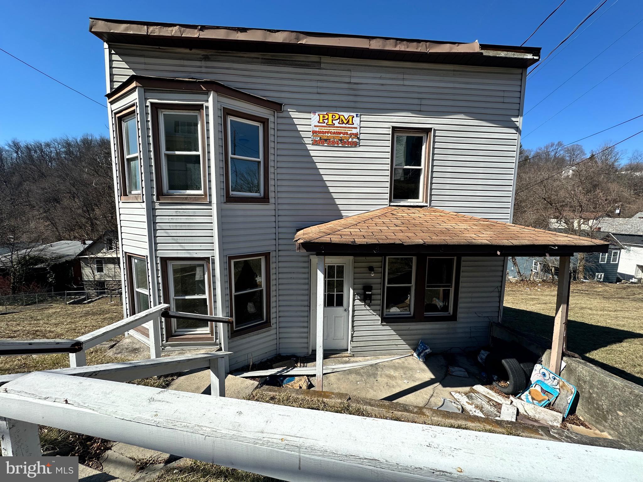 !!INVESTOR ALERT!! All reasonable offers will be considered. 

This current property has 3 bedrooms and 1 full bath. It is in need of rehab.