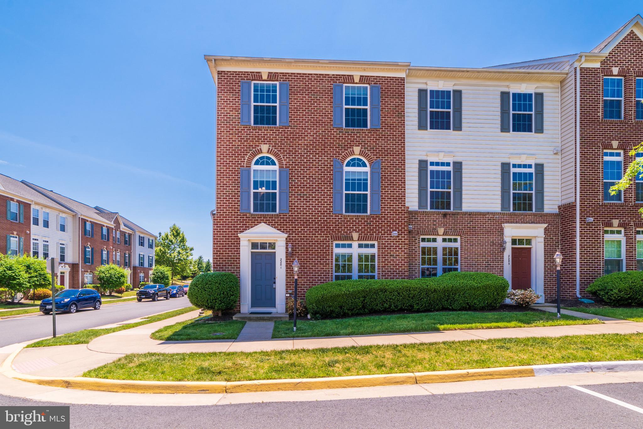 Potomac Club, It's not just a home; it's a lifestyle! Immaculate 3 bedroom, 2 1/2 bath home with gourmet kitchen, and deck. Flex room on main level is perfect home office. Attached 2 car garage. Lots of parking on street and behind home. Amenities galore! Gated community w/guards. Clubhouse w/indoor & outdoor pool, spa, sauna, staffed gym with free classes, rock-climbing wall, business center, 2 playgrounds. Great community events. Walk to restaurants, shops, including Starbucks, Apple store, Alamo movie theater, & Wegmans. 1/2 mi. Hwy 95/HOV & commuter lot. 2mi to VRE. Easy commute to: DC/Ft. Belvoir/Quantico/Pentagon.  See 3D tour for a 24 hour showing experience.