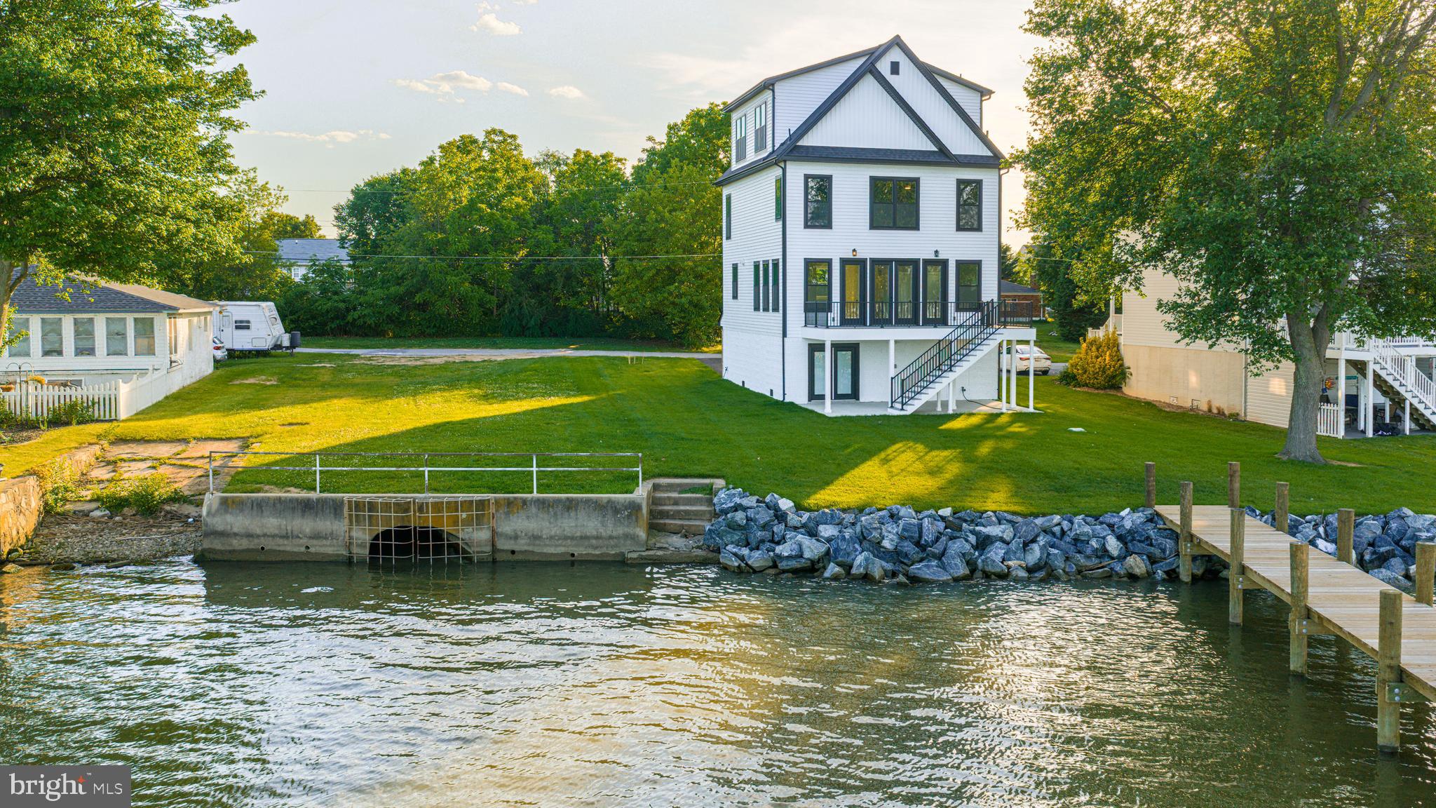 MERRITT SHORES - Residential