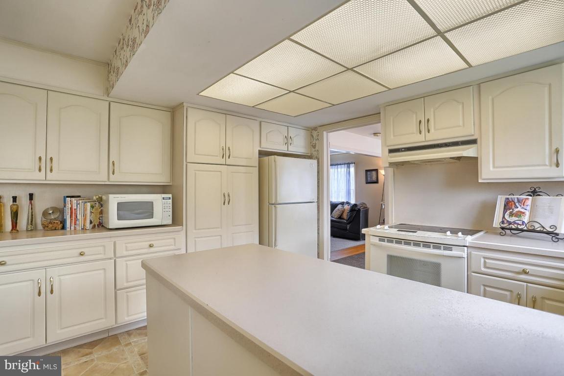 BEVERLY ESTATES - Residential