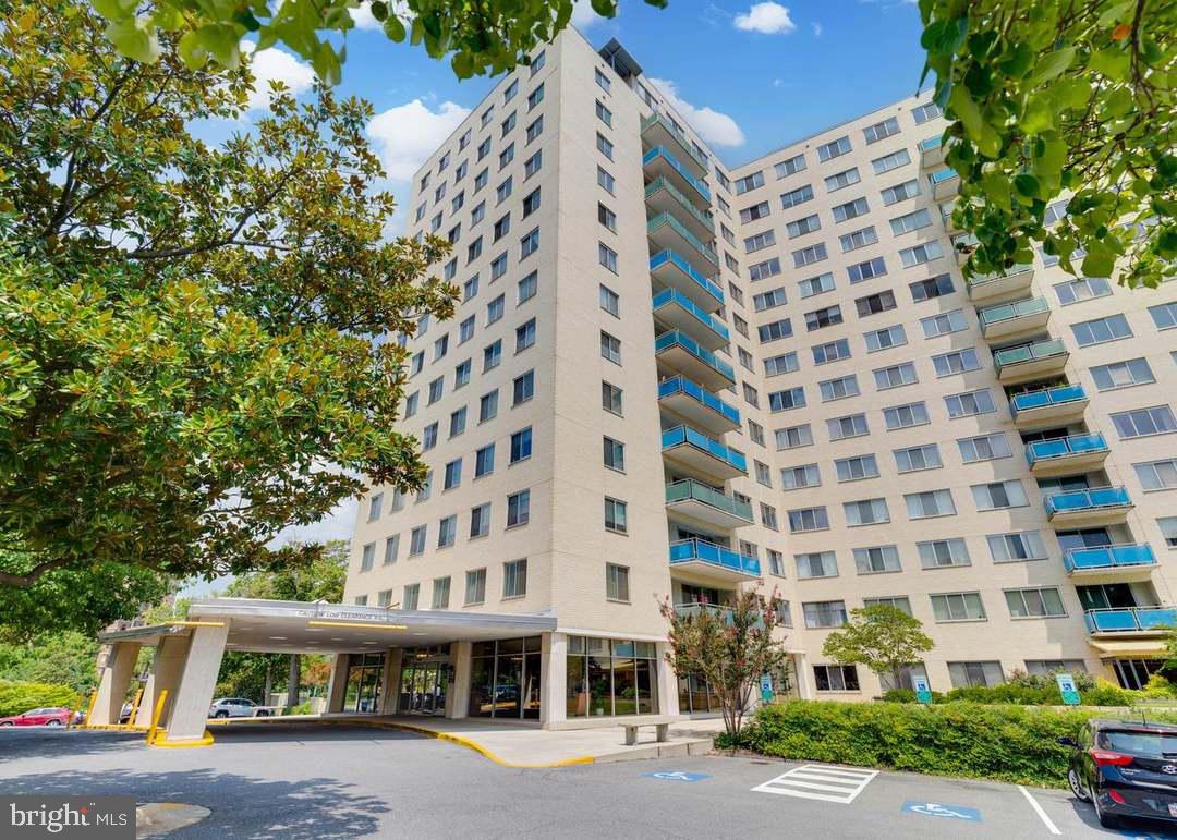 Stylish and spacious condo at 10201 Grosvenor Pl, Unit 1628, Rockville, MD, offering comfort and convenience in a highly desirable location. This bright unit features an efficient layout with great natural light and easy access to everything you need.

The condo fee includes all utilities, giving you predictable monthly expenses and hassle-free living. Enjoy resort-style amenities including a fitness center, outdoor pool, and beautifully maintained common areas.

Perfectly located near the Grosvenor–Strathmore Metro, major commuter routes, shopping, dining, and parks, this home offers unmatched convenience whether you’re commuting to DC or staying local.

A great opportunity for low-maintenance living with full amenities in a prime Rockville location.