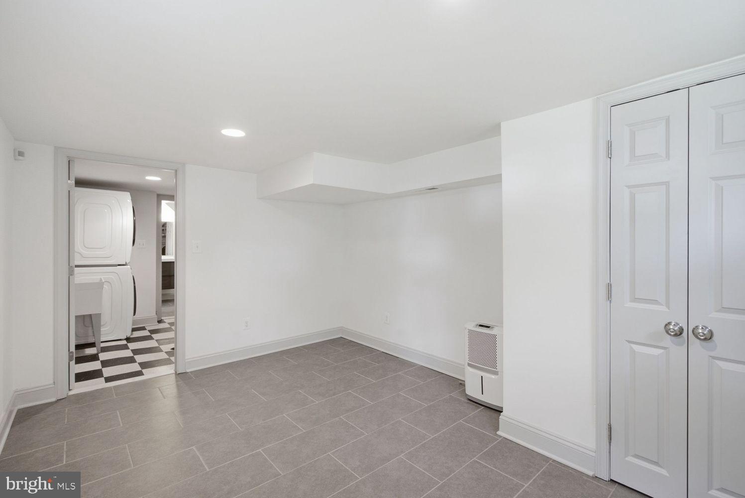 QUEENS CHAPEL - Residential