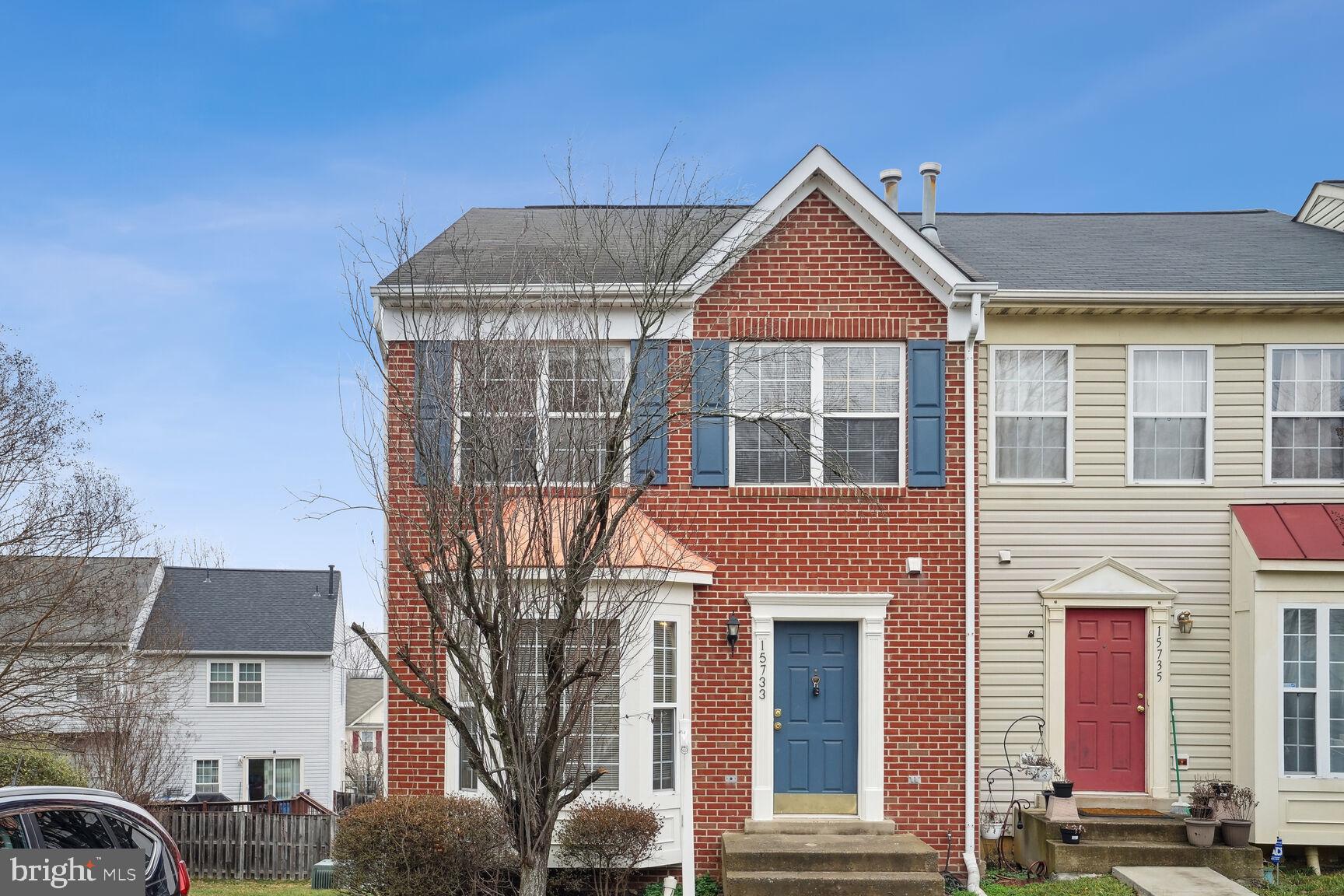 END UNIT TOWN HOUSE WITH 3 BR 3.5 BA. SPACIOUS!!! NICE, CLEAN, READY TO MOVE INTO!