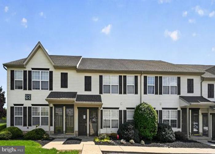 Built in 2003 and located in the Buttonwood Green condo community, this second floor condo unit offers
approximately 1008 finished square feet, two bedrooms, one full and one half bath, balcony and one assigned
parking space