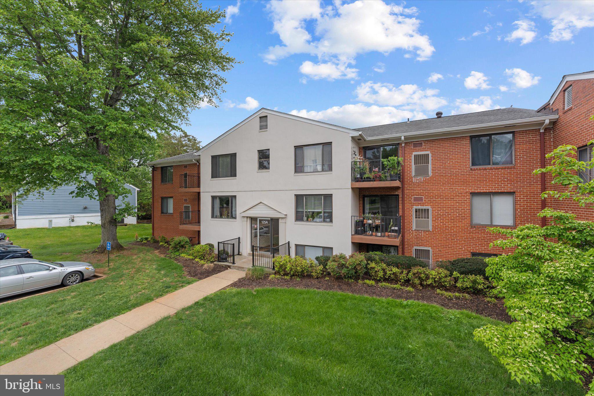 COUNTRY CLUB GREEN - Residential