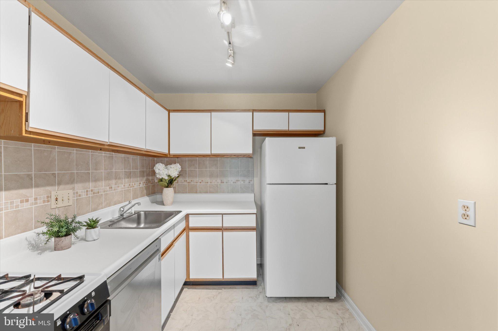 COUNTRY CLUB GREEN - Residential