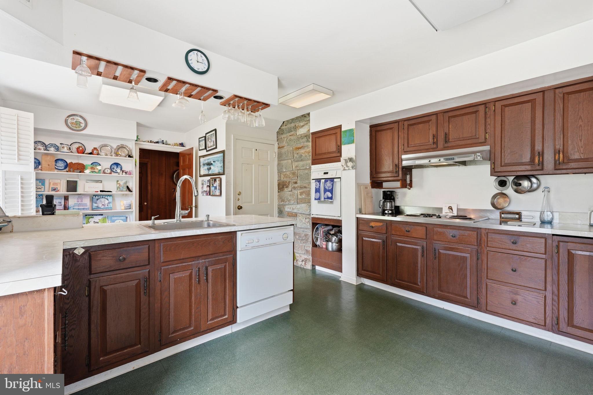 WHITEHALL MANOR - Residential