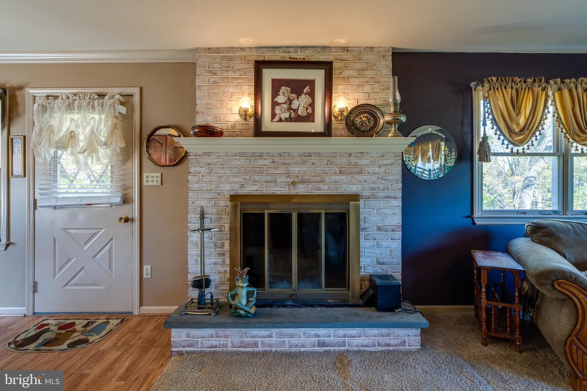 MOUNT JOY - Residential