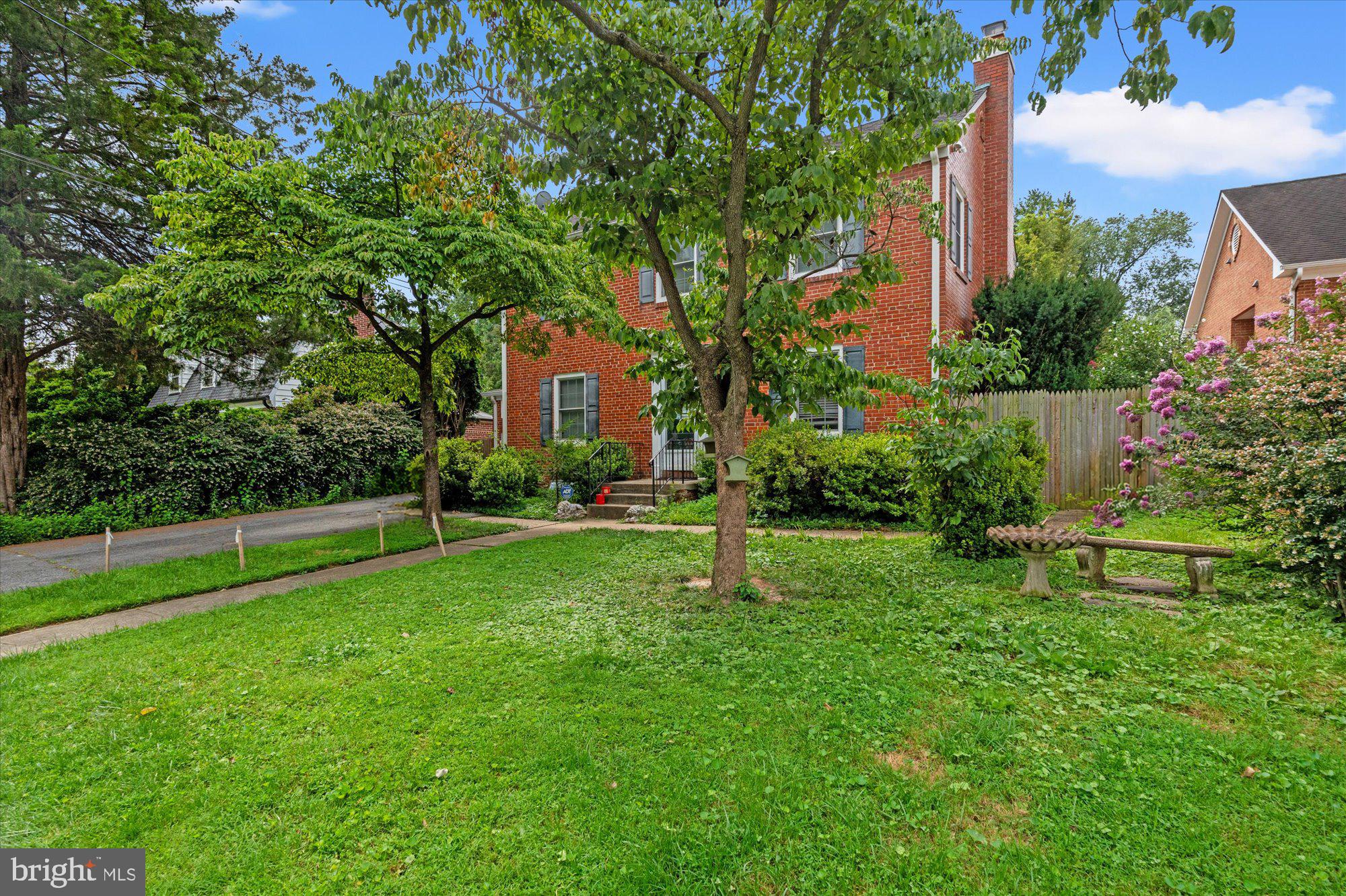 ENGLISH VILLAGE - Residential