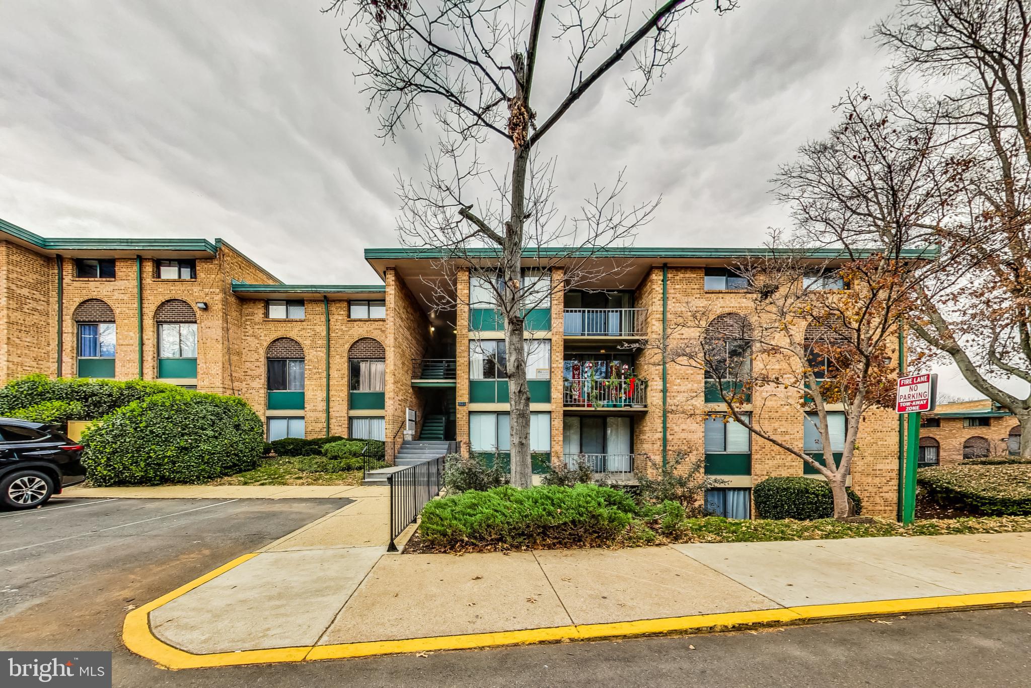 A great location, close to schools, and a short distance to shopping centers and restaurants. A great spacious condo with 3 bedrooms, and 2 full baths, the home has new neutral paint, and new carpet throughout the unit. Walk into a small foyer, with a separate dining room, an enclosed kitchen, and a very large and bright living room, walk out to the balcony. The Master bedroom with its a separate full bathroom, 2 bedrooms with a shared full bathroom, and plenty of closet space.