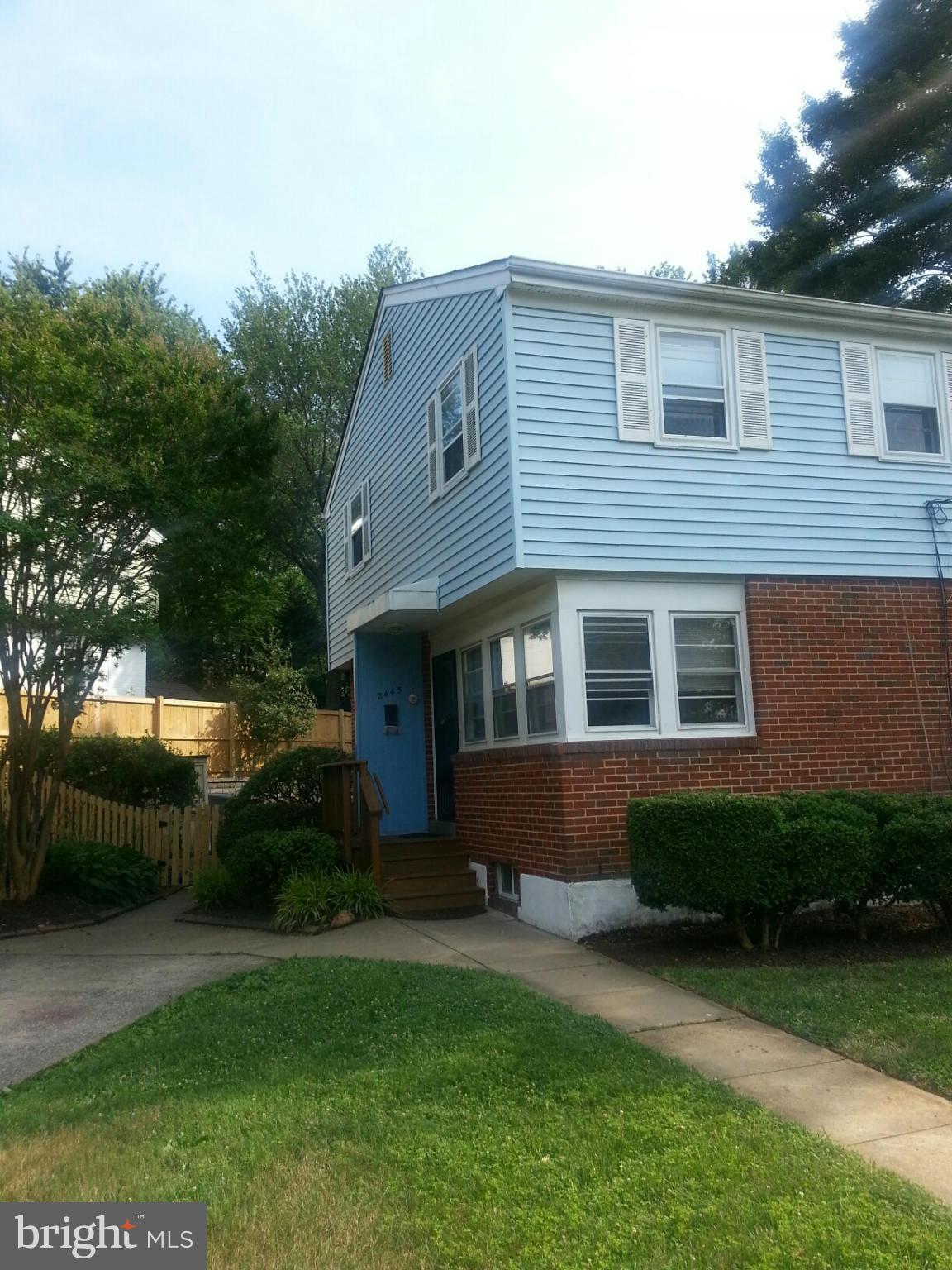 3 br, 1.5 bath duplex with cute backyard. Driveway for off street parking. Beautiful hardwood floors. Dishwasher, full size washer and Dryer, and gas cooking and heat. Lovely little home in Bucknell - close to Belle View Shopping, library and rec center. Easy access to GW Parkway!