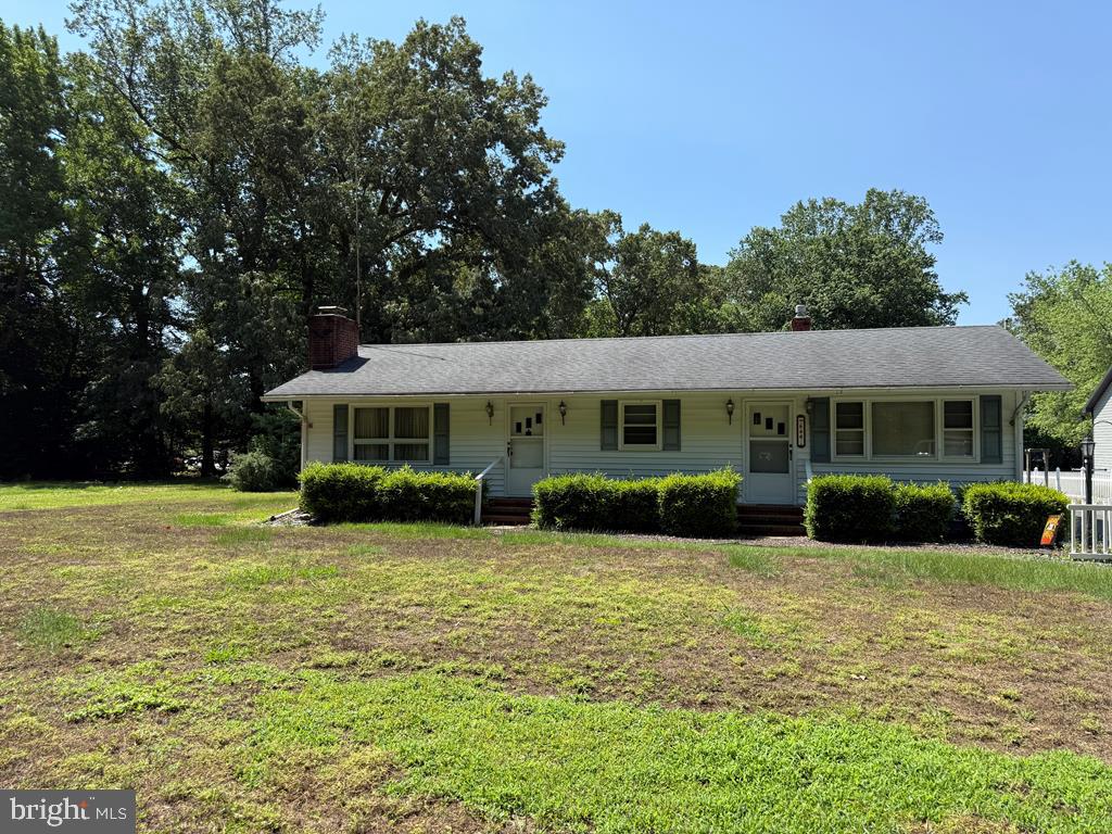 CHARMING RANCH READY FOR FULL TIME OR WEEKEND RETREAT IN THE SANDY POINT COMMUNITY OFFERS PEACEFUL NORTHERN NECK LIVING JUST MINUTES FROM PUBLIC WATER ACCESS AND THE GREAT WICOMICO RIVER. ENJOY QUIET RURAL LIVING WITH EASY ACCESS TO NEARBY MARINAS, RESTAURANTS, SHOPPING AND THE CHESAPEAKE BAY LIFESTYLE.