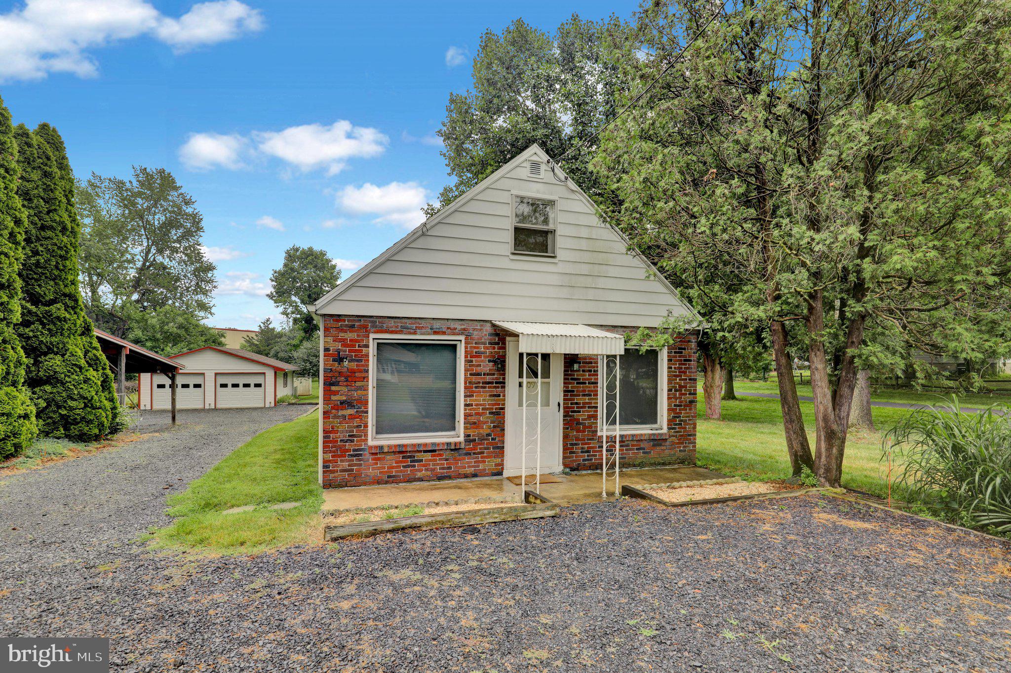 Adorable Exeter Single.  Bungalow style.  Main floor has living room, bedroom, kitchen, and laundry room.  Attic space could be finished as another possible bedroom.  Home has a off street parking and rear yard!  Great for first time home buyer or an investment property! Bonus - it has well water!
