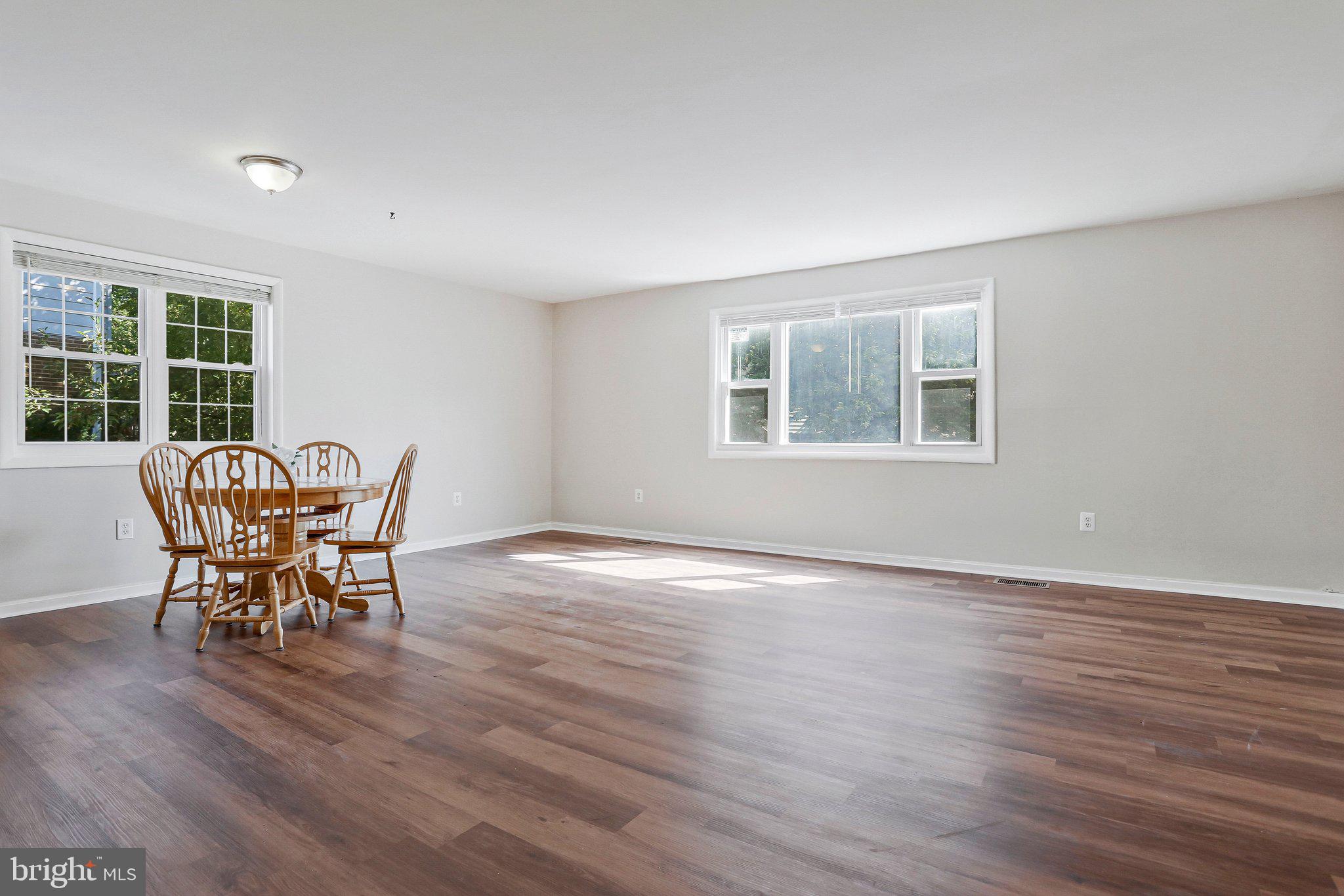 LAURELTON - Residential