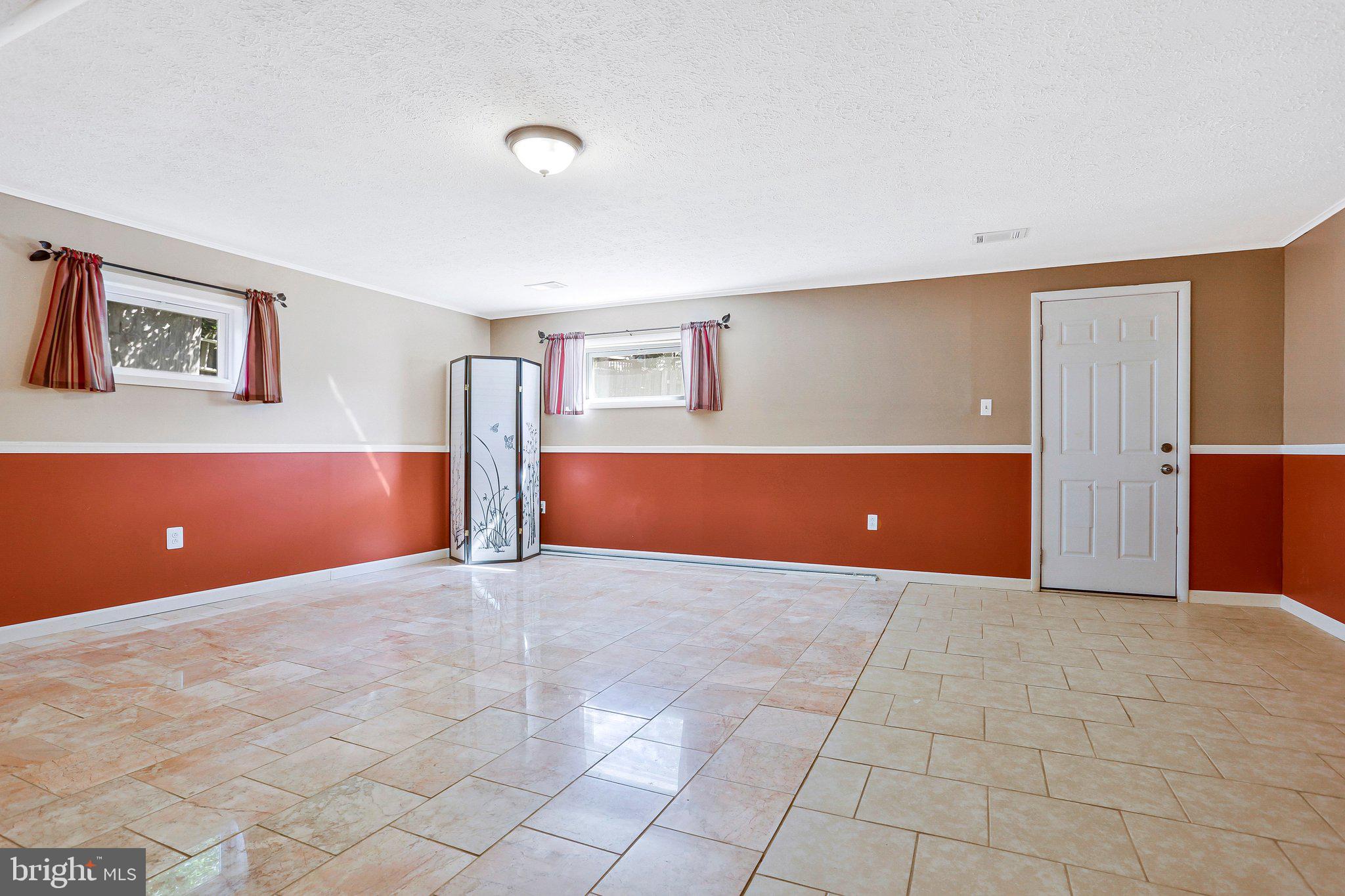 LAURELTON - Residential