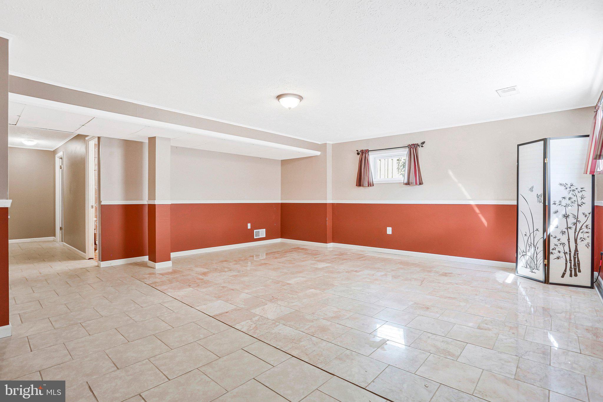 LAURELTON - Residential