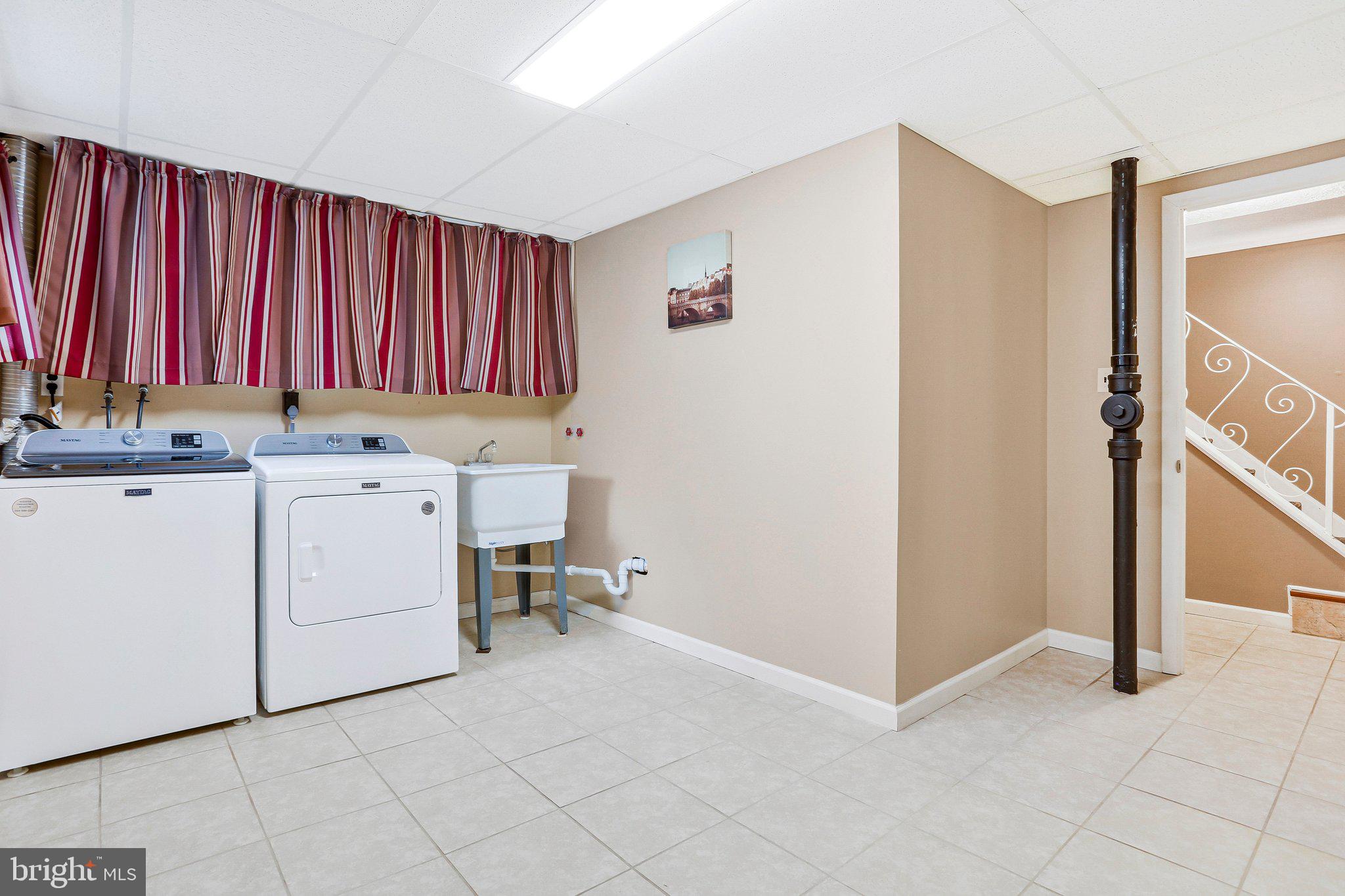 LAURELTON - Residential