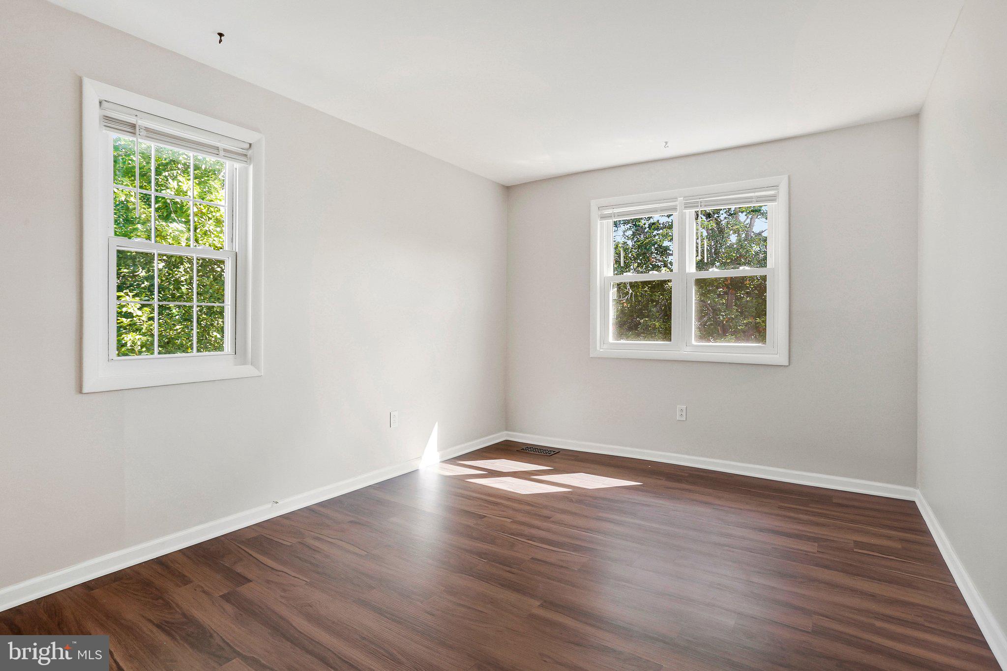 LAURELTON - Residential