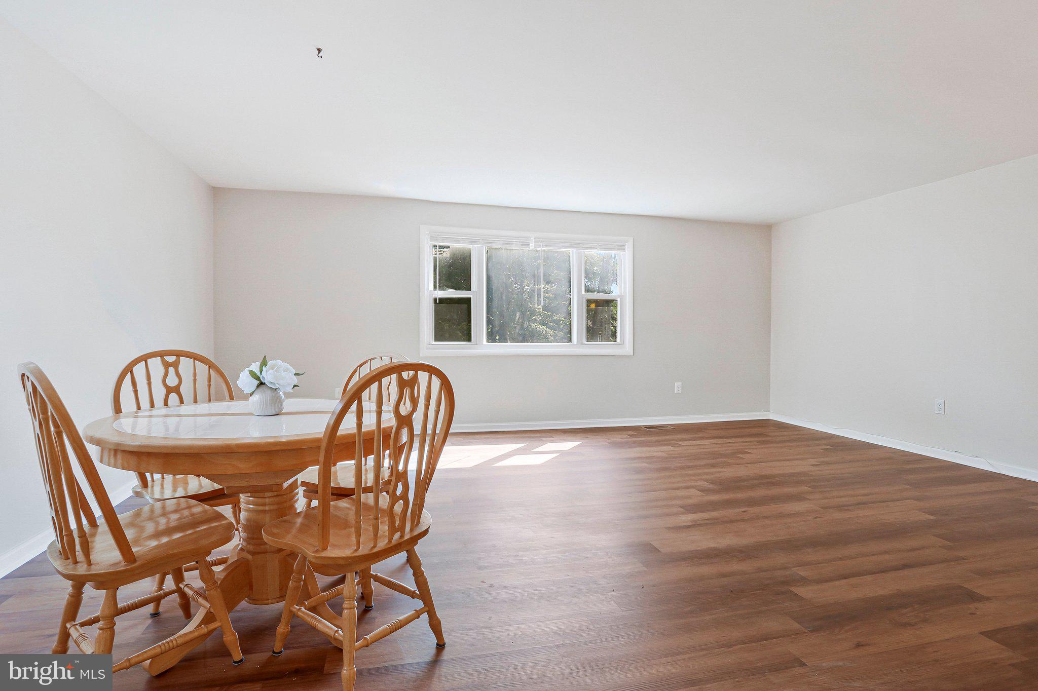 LAURELTON - Residential