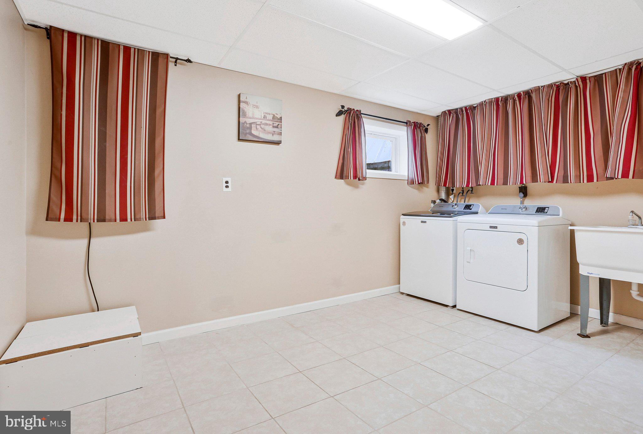 LAURELTON - Residential