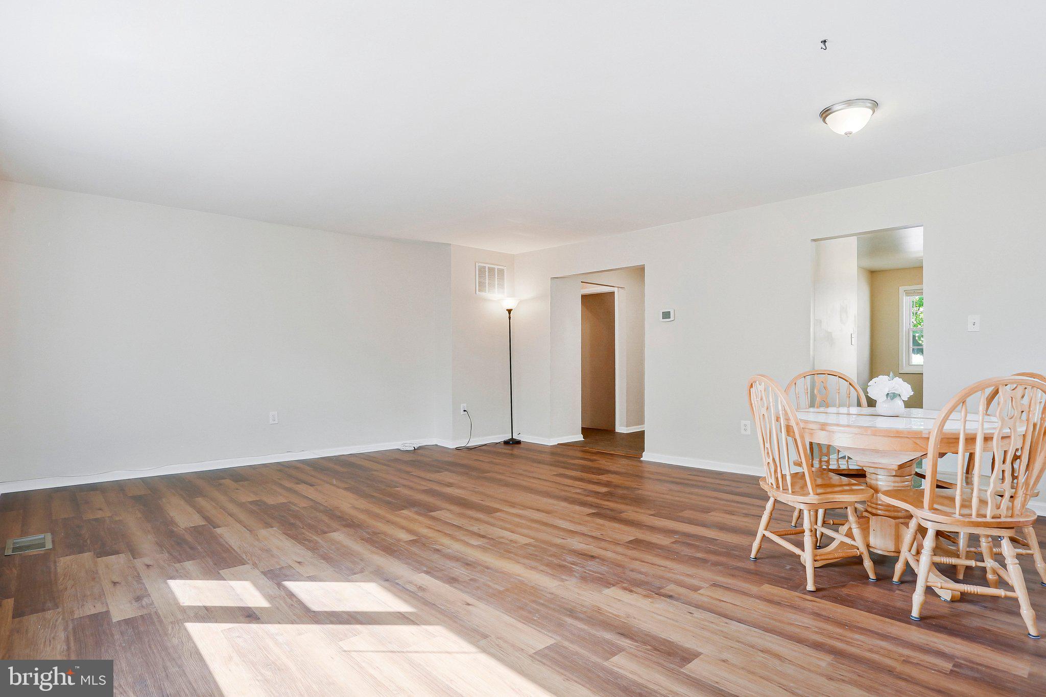 LAURELTON - Residential