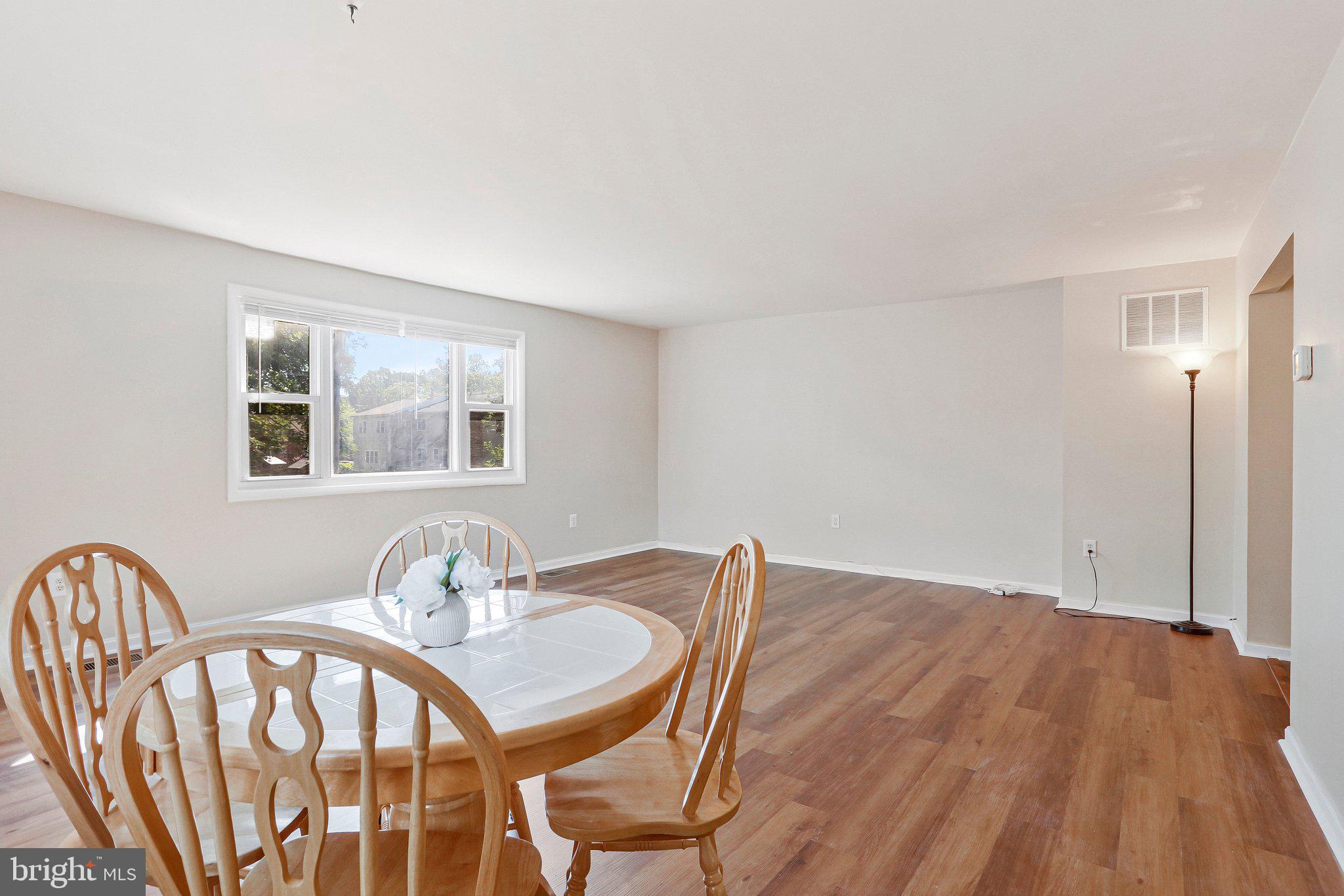 LAURELTON - Residential