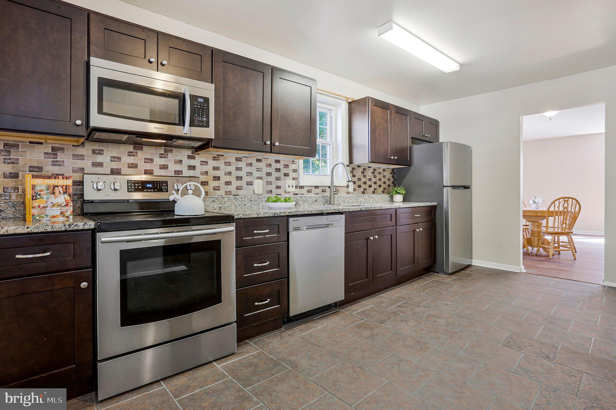 LAURELTON - Residential