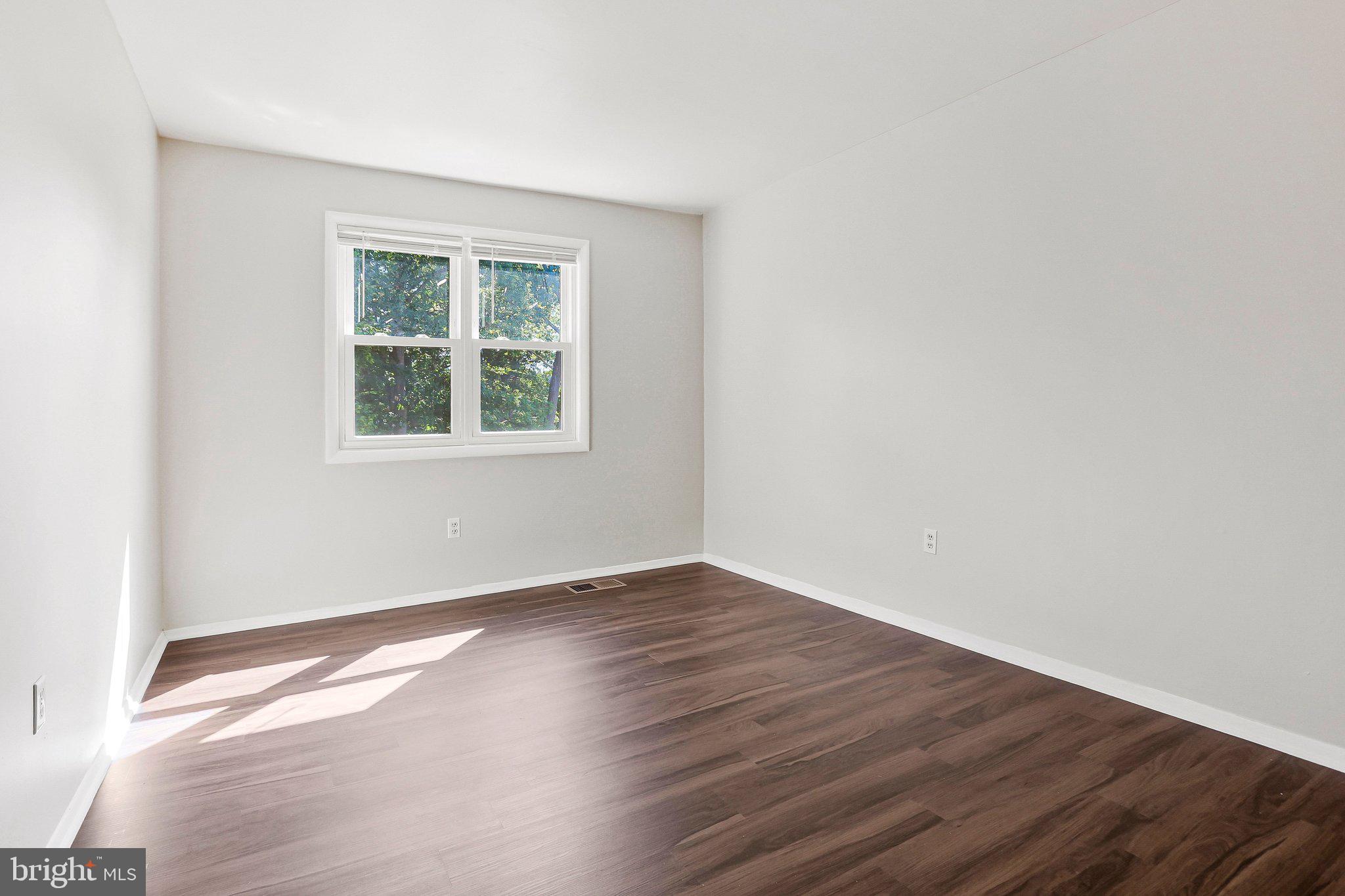 LAURELTON - Residential