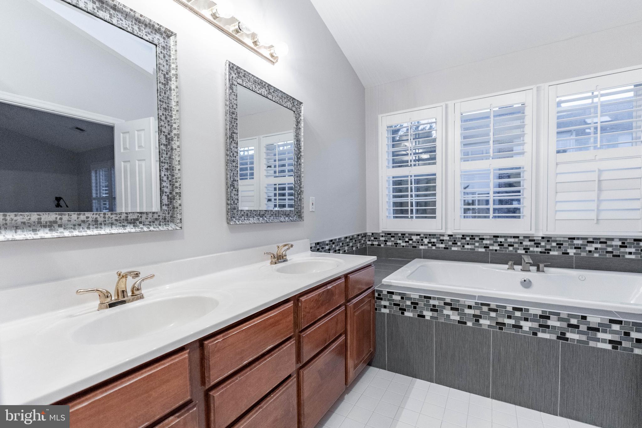 CRESTMONT TOWNHOUSES - Residential