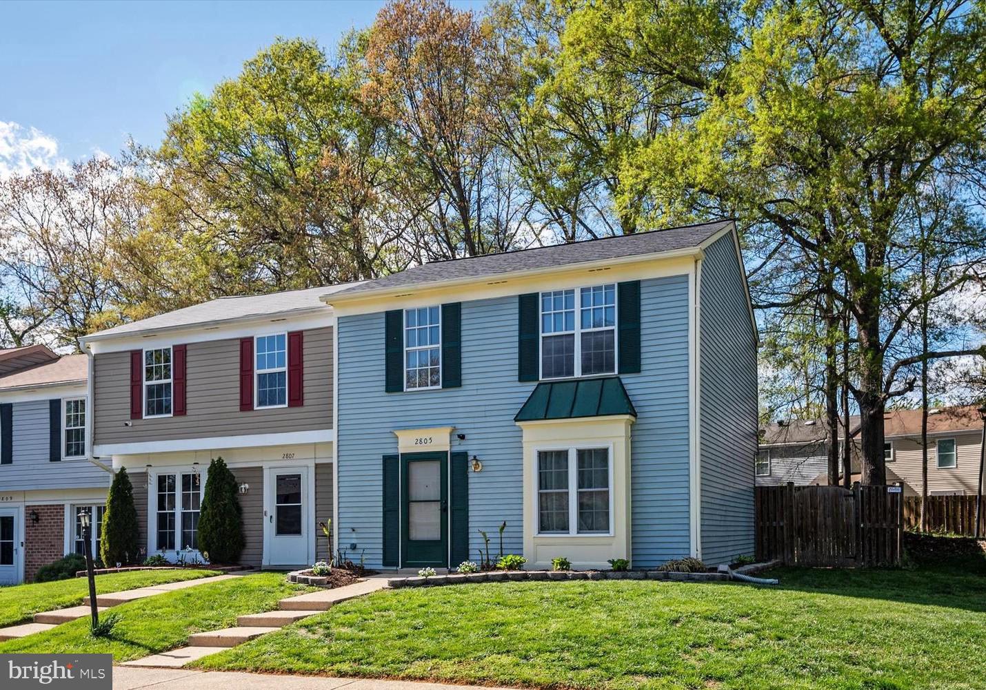 This Beautiful End-unit townhome offers three spacious bedrooms, a one-and-a-half bath, a fully fenced backyard, and ample parking! Inside, you'll find beautiful hardwood floors and a beautiful kitchen with custom cabinets and quartz countertops, complete with a breakfast bar. The oversized back patio is perfect for entertaining. Wakefield is full of amenities, including a community pool, clubhouse, playground, and tennis courts.