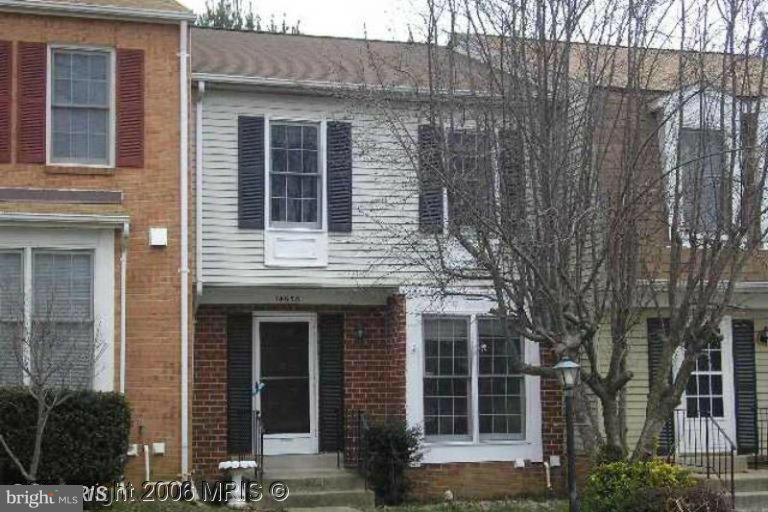 NICE THREE LEVEL TOWNHOUSE 3 BEDROOMS, 3 FULL BATHS****EASY ACCESS TO 95, ROUTE 1, AND THE SHOPPING CENTERS***