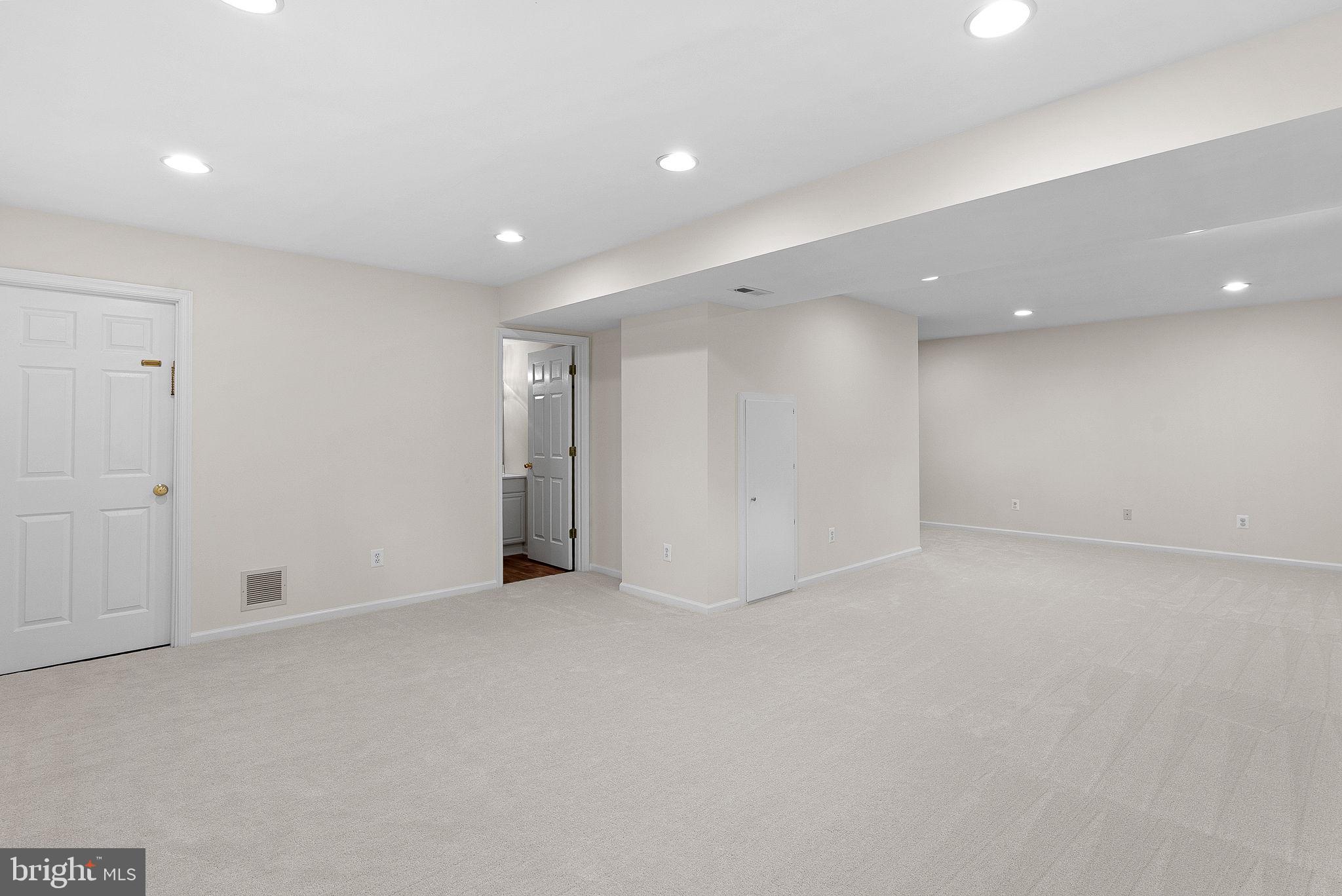 SIGNATURE AT BROADLANDS - Residential