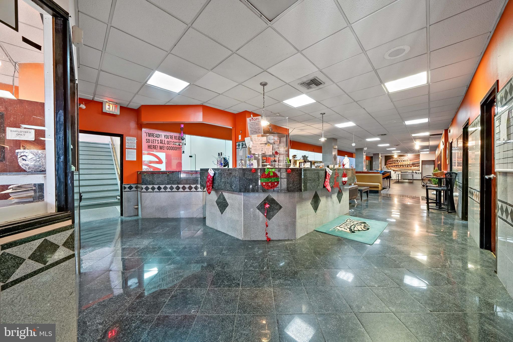 QUEEN VILLAGE - Commercial Sale