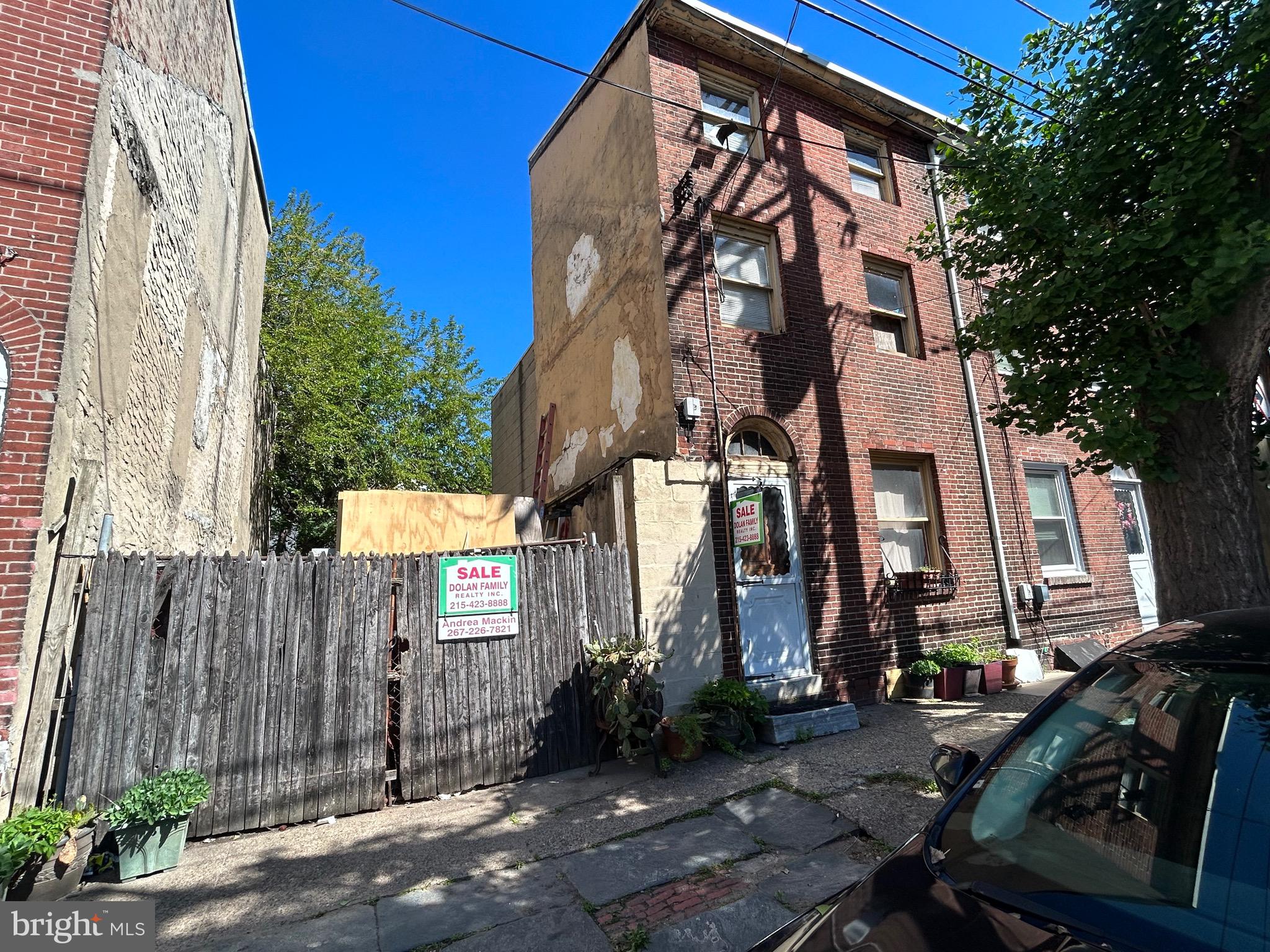 Rare opportunity to own two side by side properties in an amazing location.  The house  is in need of a complete rehab. STREET TO STREET properties! 
Drive by only for now.
************This sale includes 121 Allen St ( vacant ground) and 123 Allen Street ( House)************
Amazing location! Drive by Only. Street to street properties!
This could be the pefect space to build 2 new construction street to street properties, possibly 4 separate houses or design your own dream building.