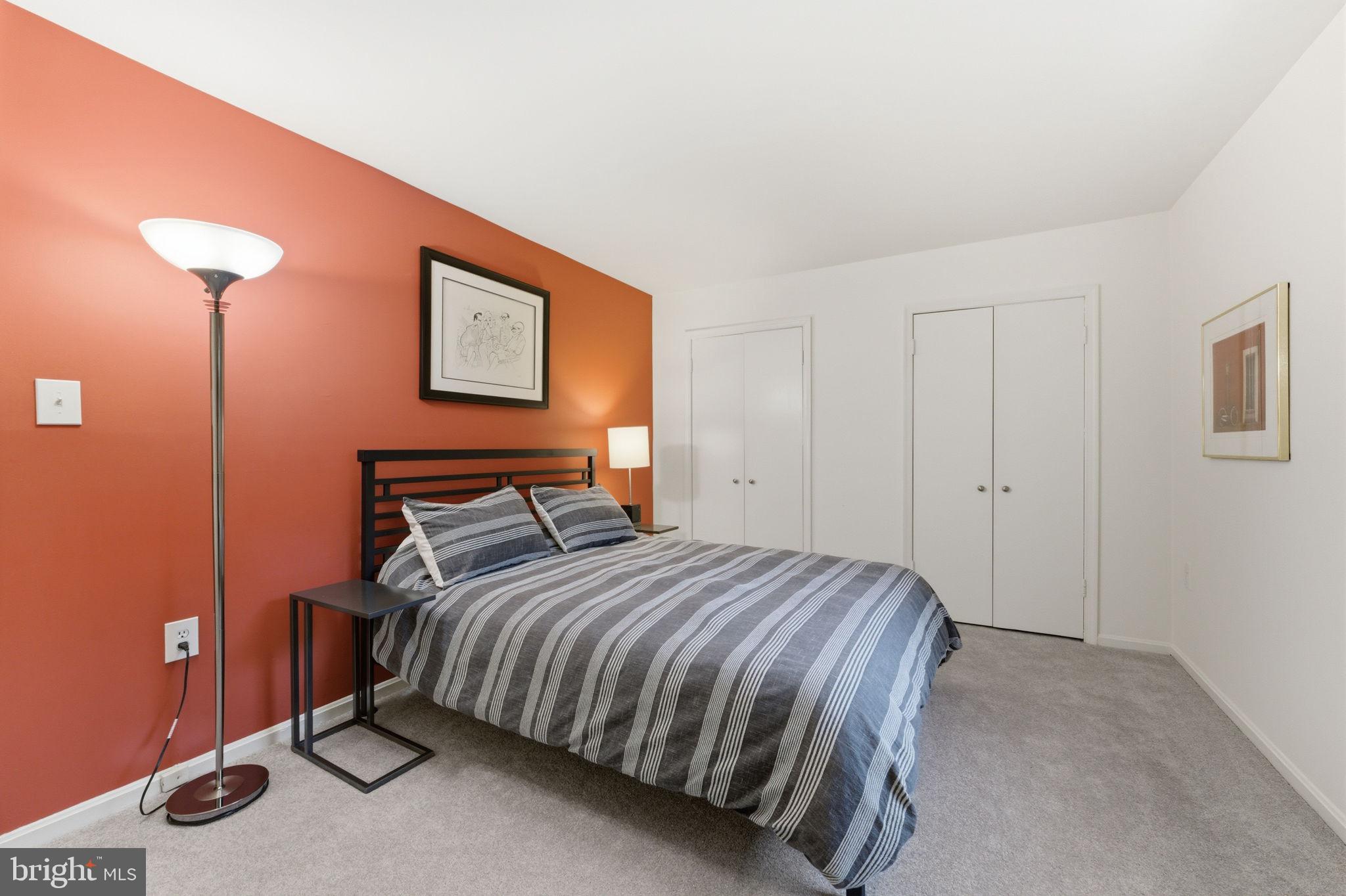 MANOR LAKE - Residential