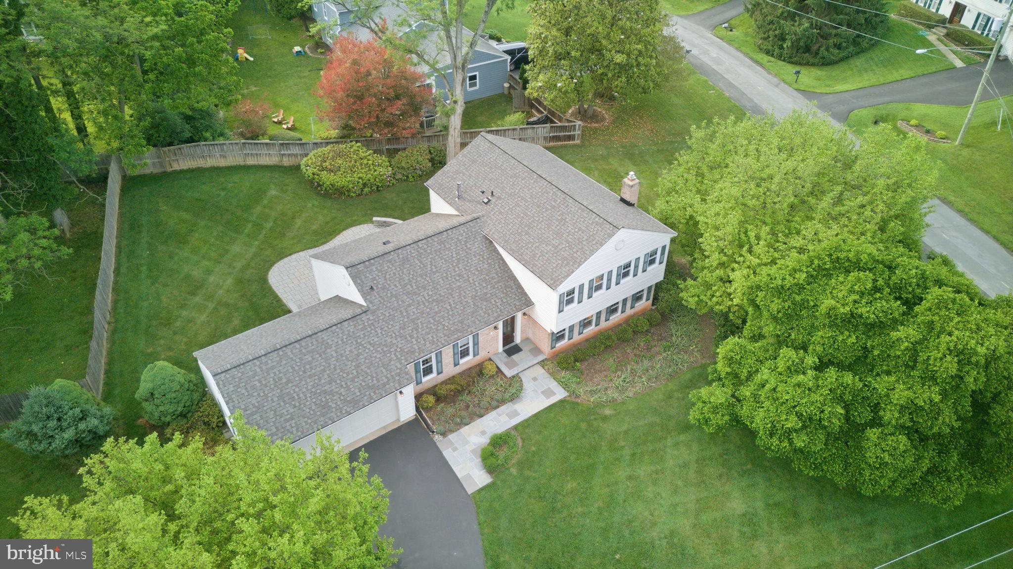 MANOR LAKE - Residential