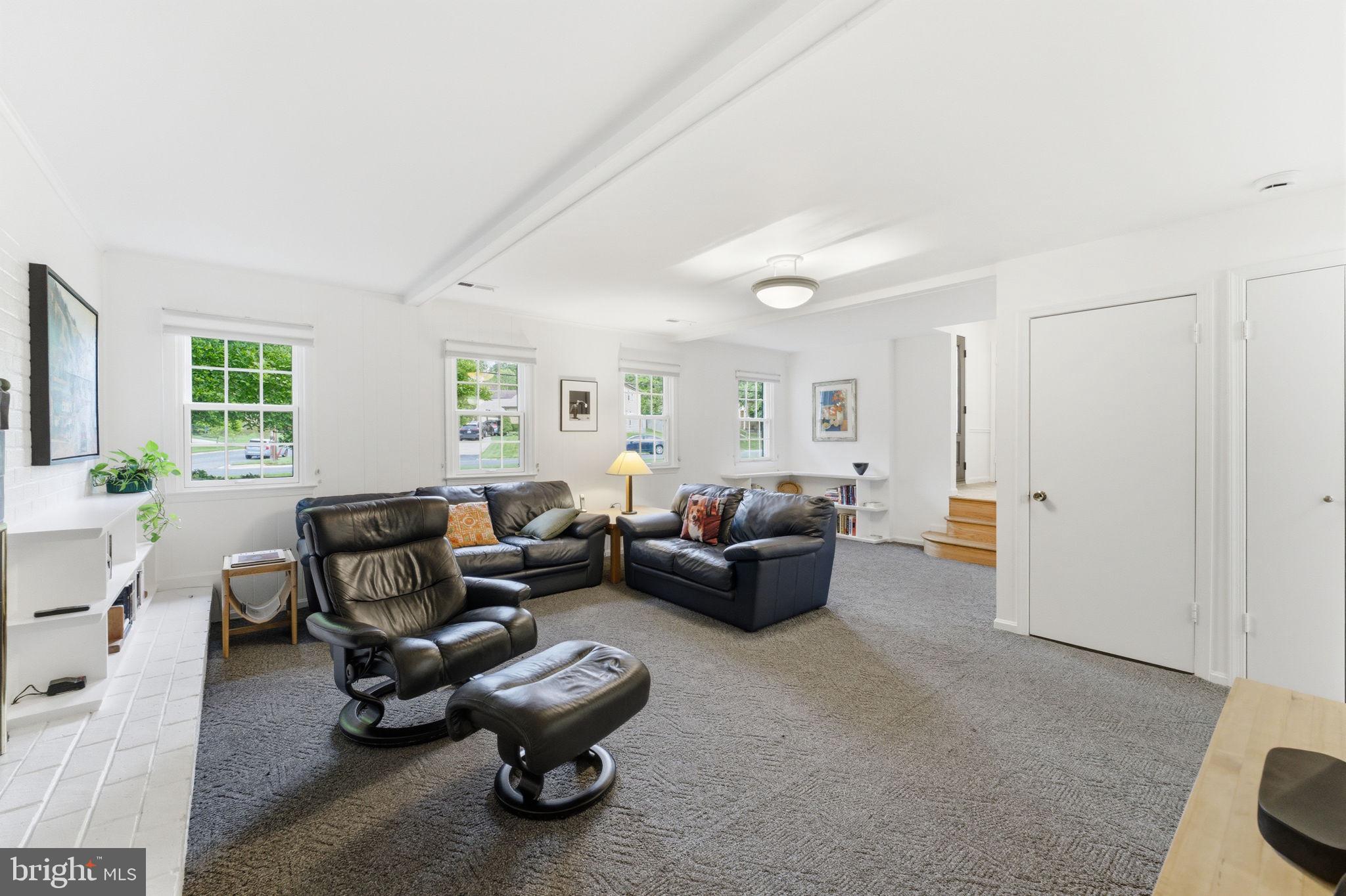 MANOR LAKE - Residential