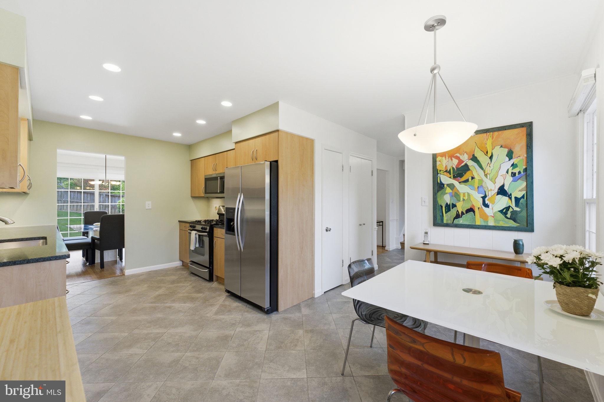 MANOR LAKE - Residential