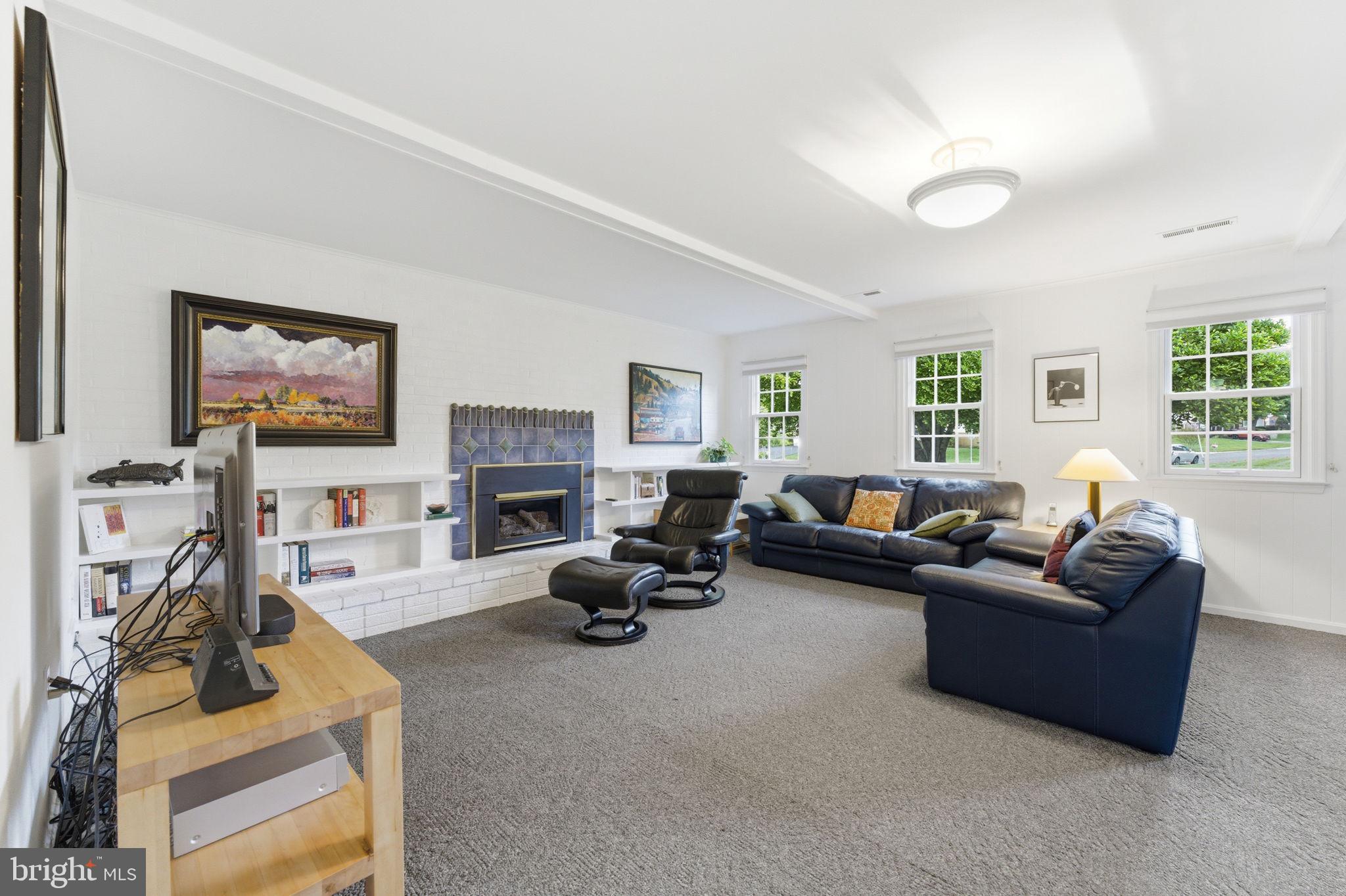 MANOR LAKE - Residential