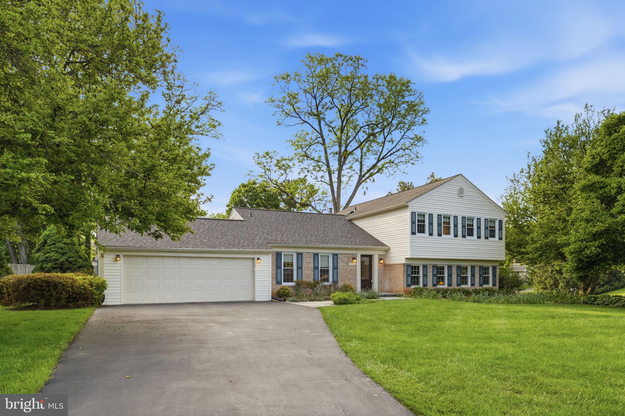 MANOR LAKE - Residential