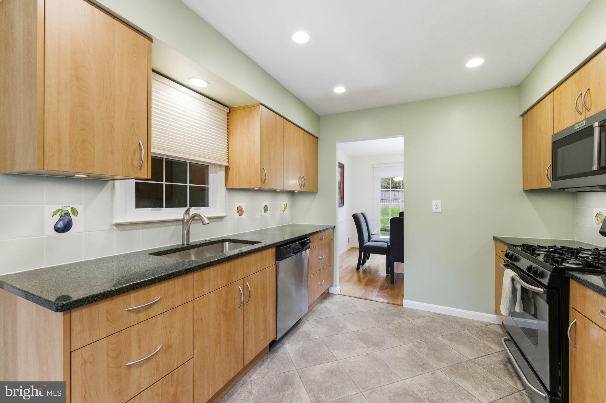 MANOR LAKE - Residential