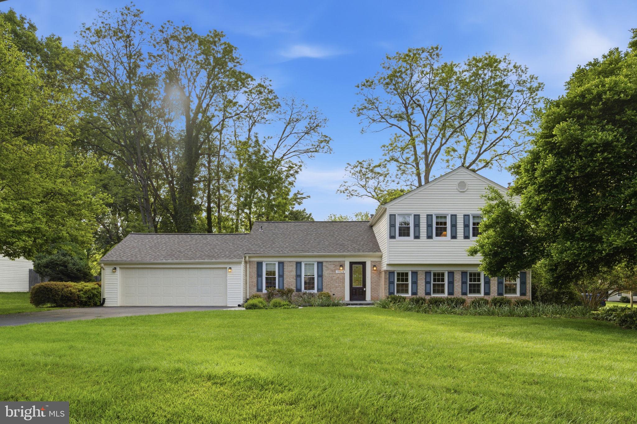 MANOR LAKE - Residential