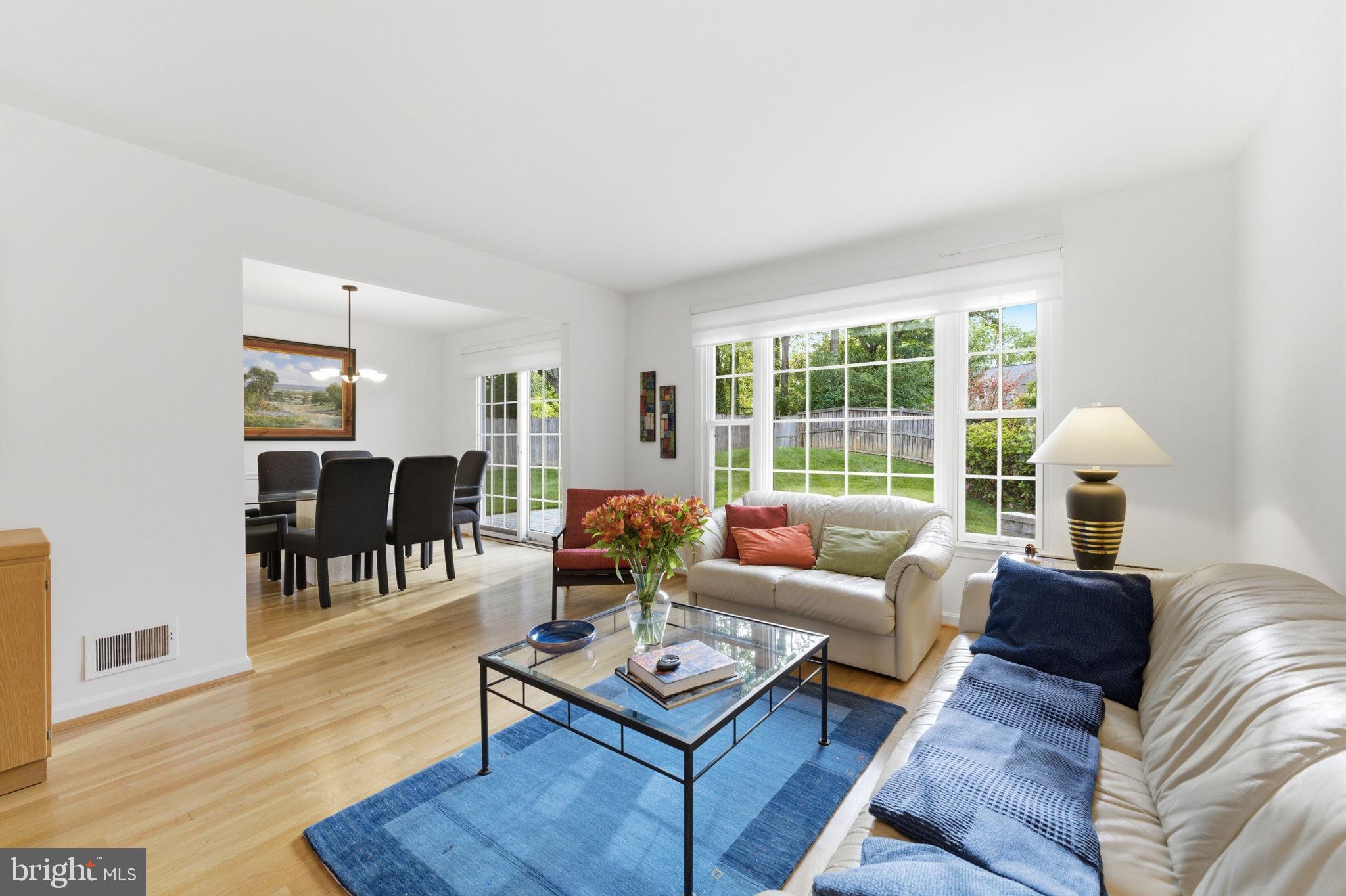 MANOR LAKE - Residential