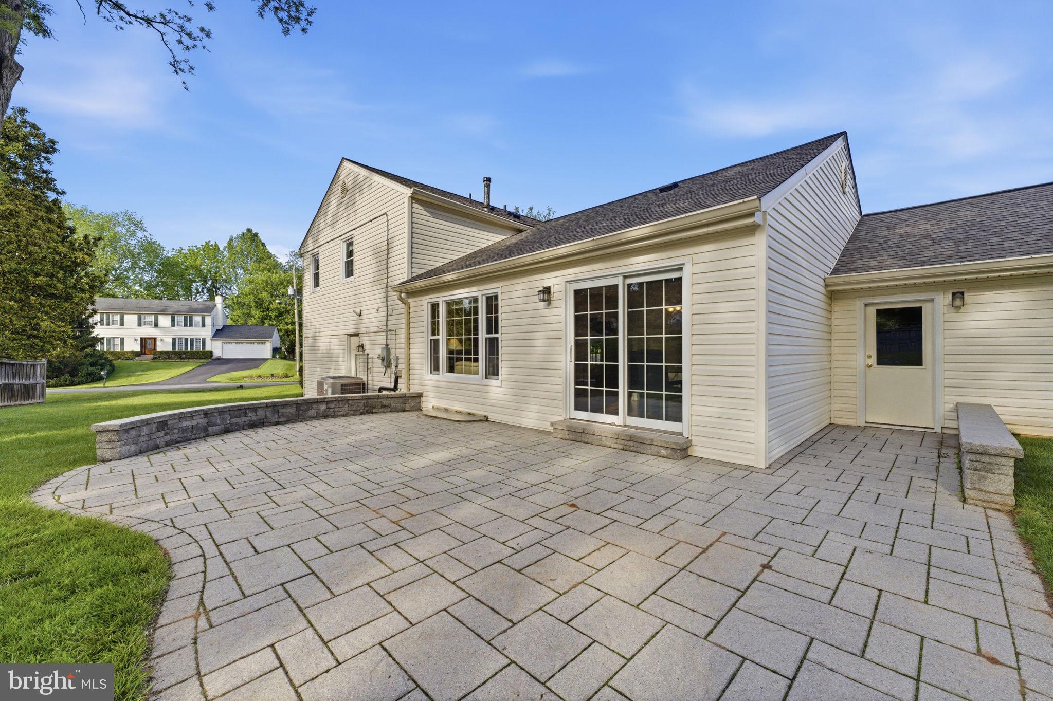 MANOR LAKE - Residential