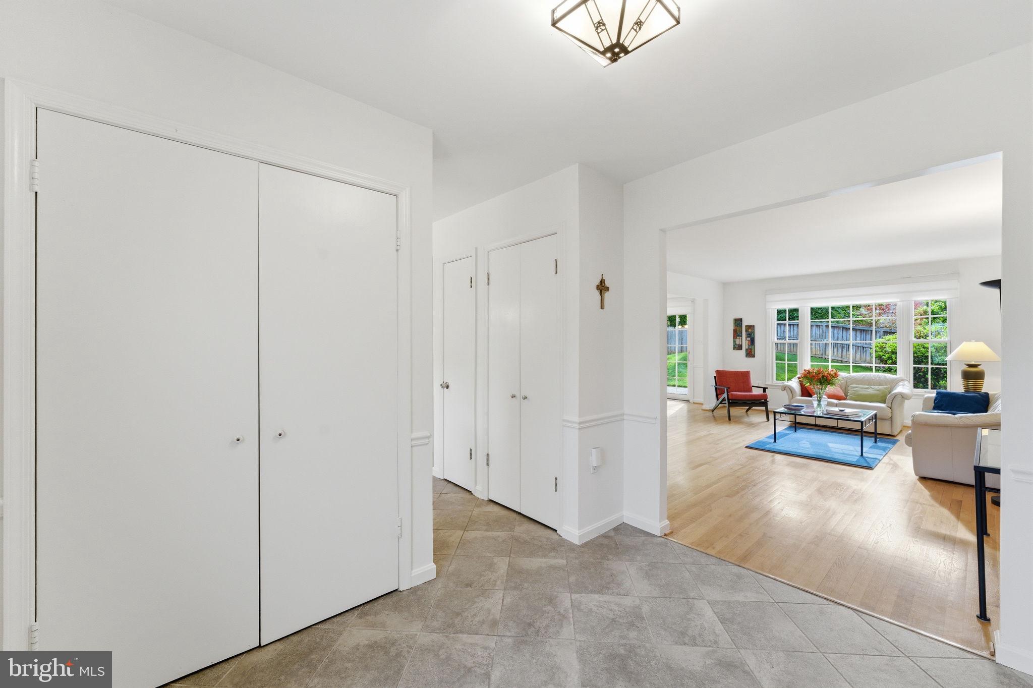 MANOR LAKE - Residential