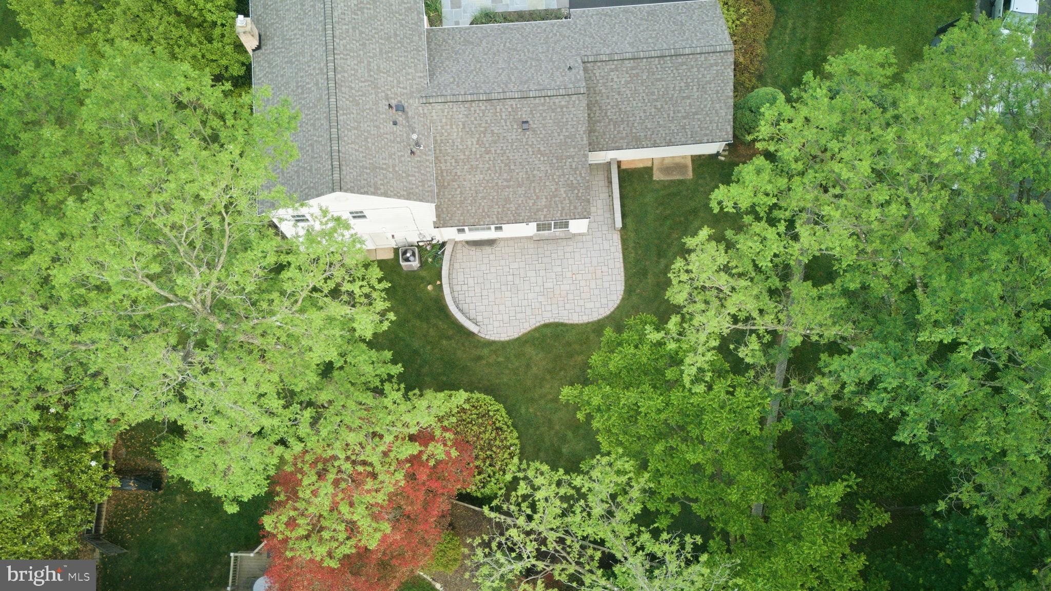 MANOR LAKE - Residential