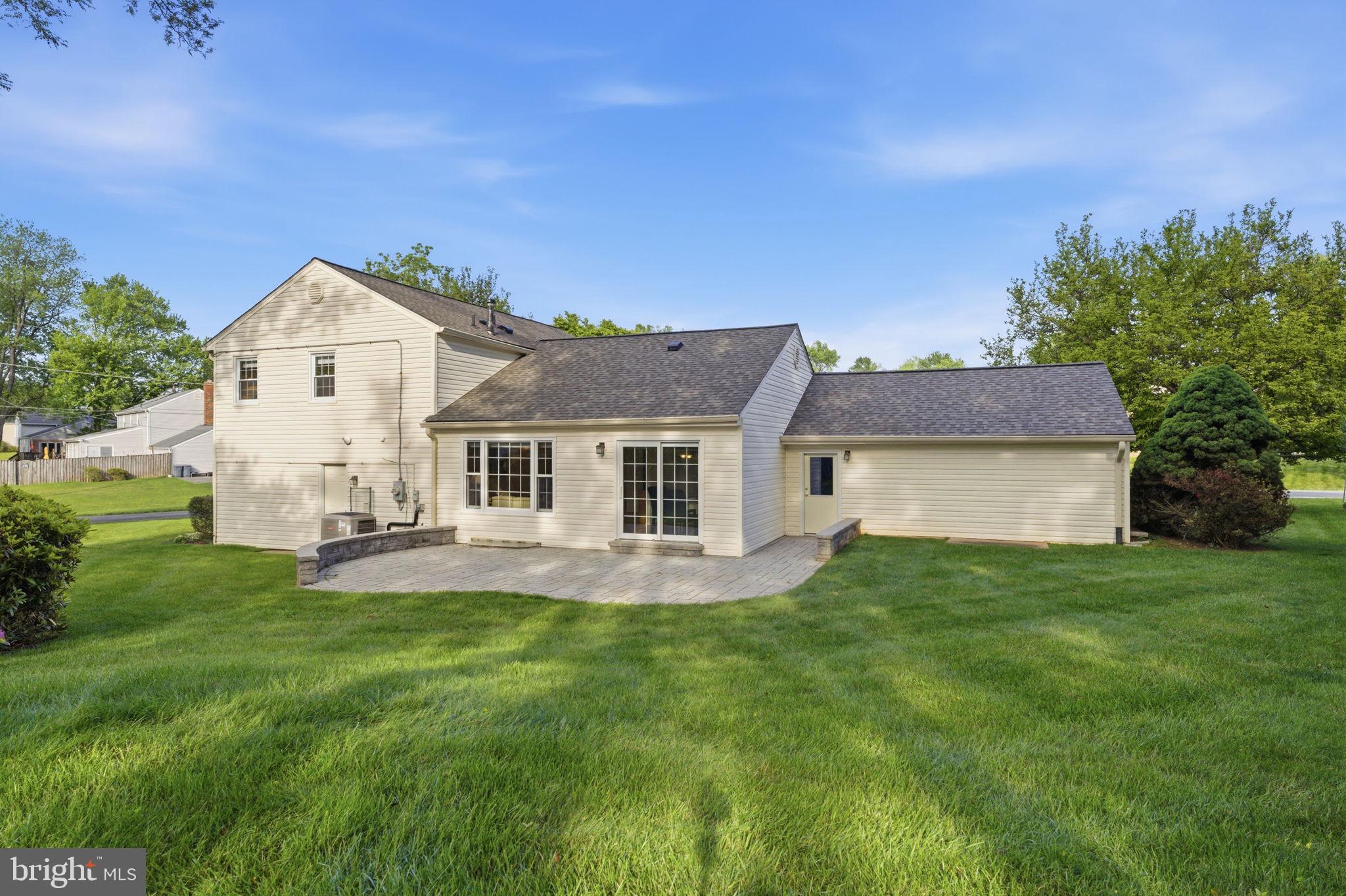 MANOR LAKE - Residential