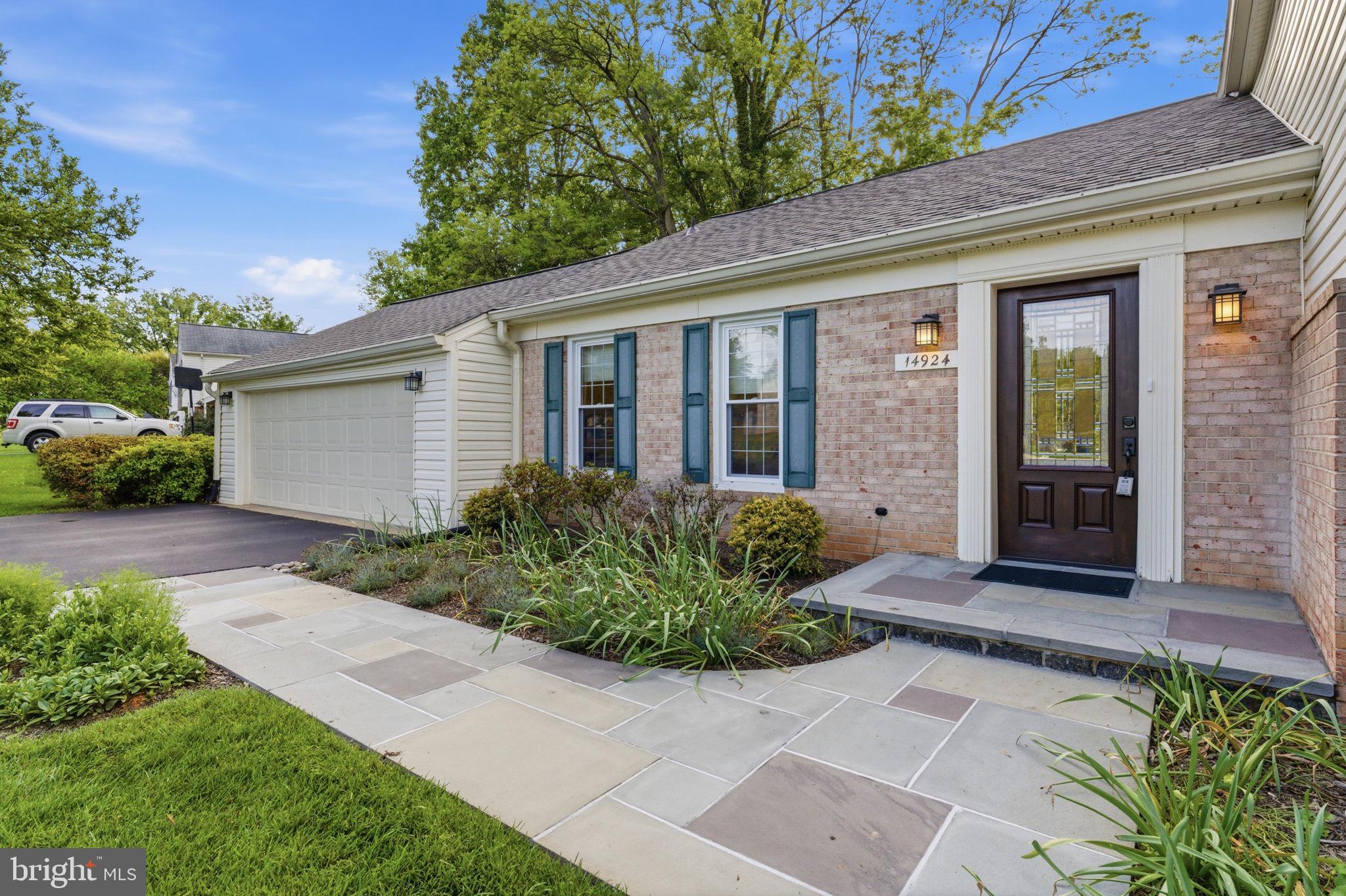 MANOR LAKE - Residential